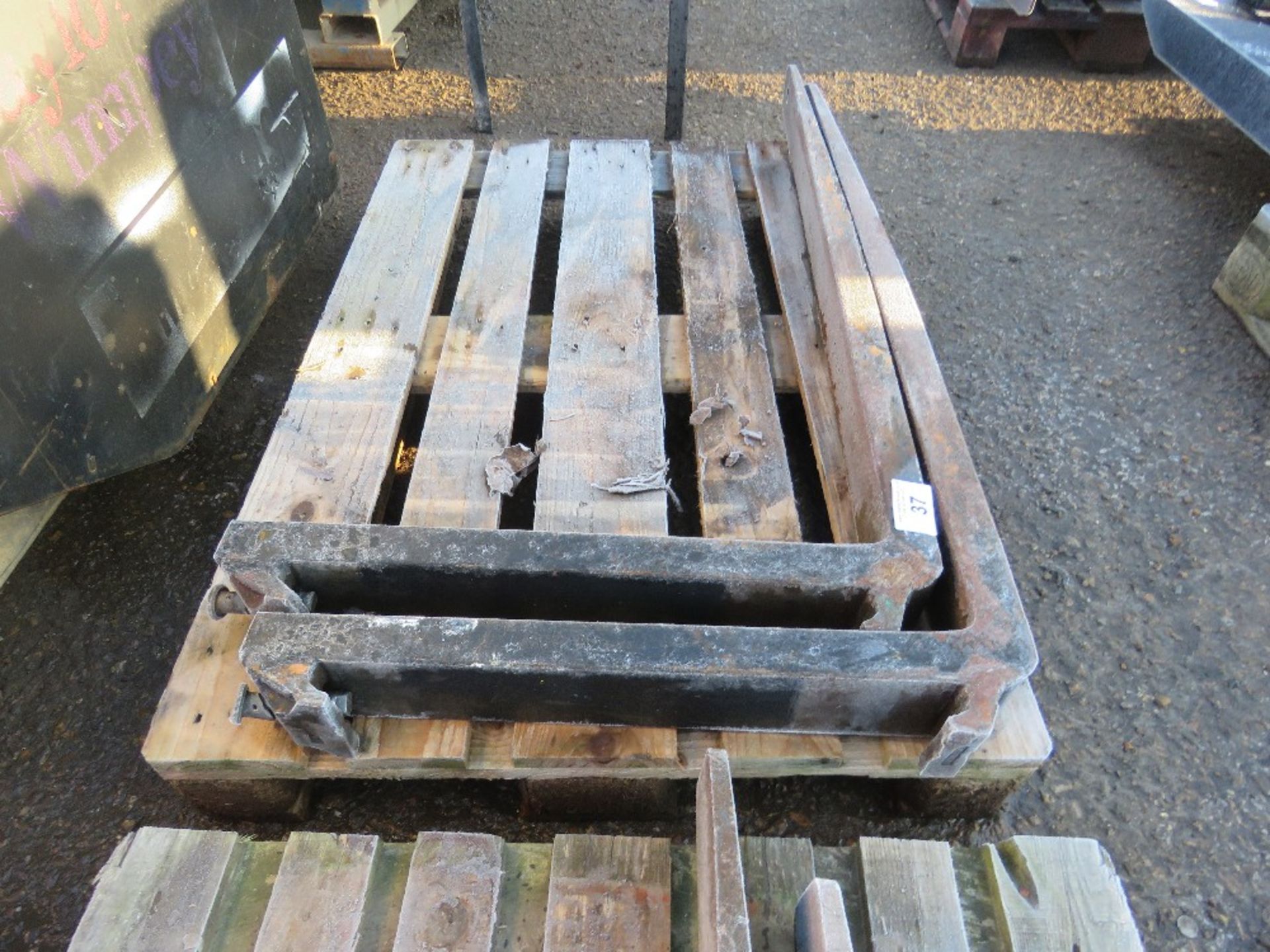 PAIR OF FORKLIFT TINES. - Image 2 of 2