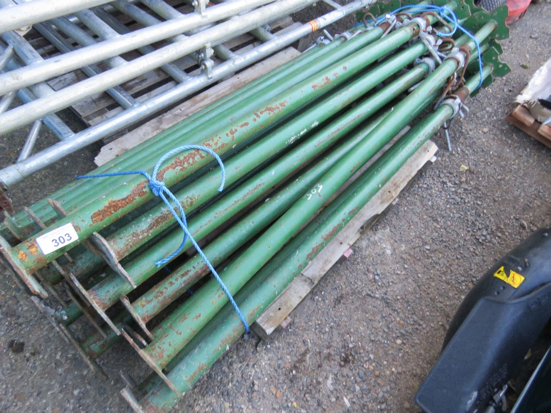 PALLET CONTAINING APPROXIMATELY 20 X ACROW TYPE SUPPORT PROPS.