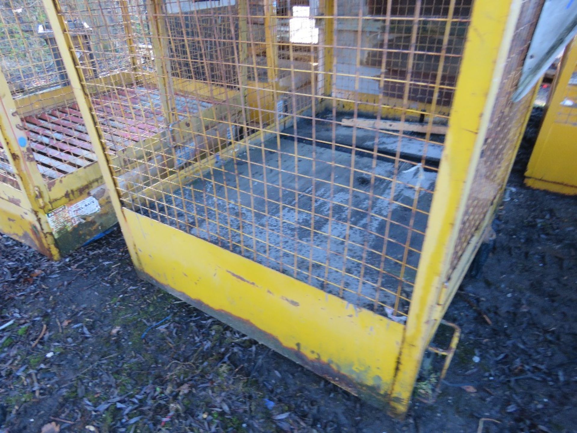 DRUM-STORE INTERCEPTOR LOCKABLE STORAGE CAGE WITH BUNDED BASE.SIZE: 1.38M X 1.84M X 2.55M HEIGHT AP - Image 2 of 3