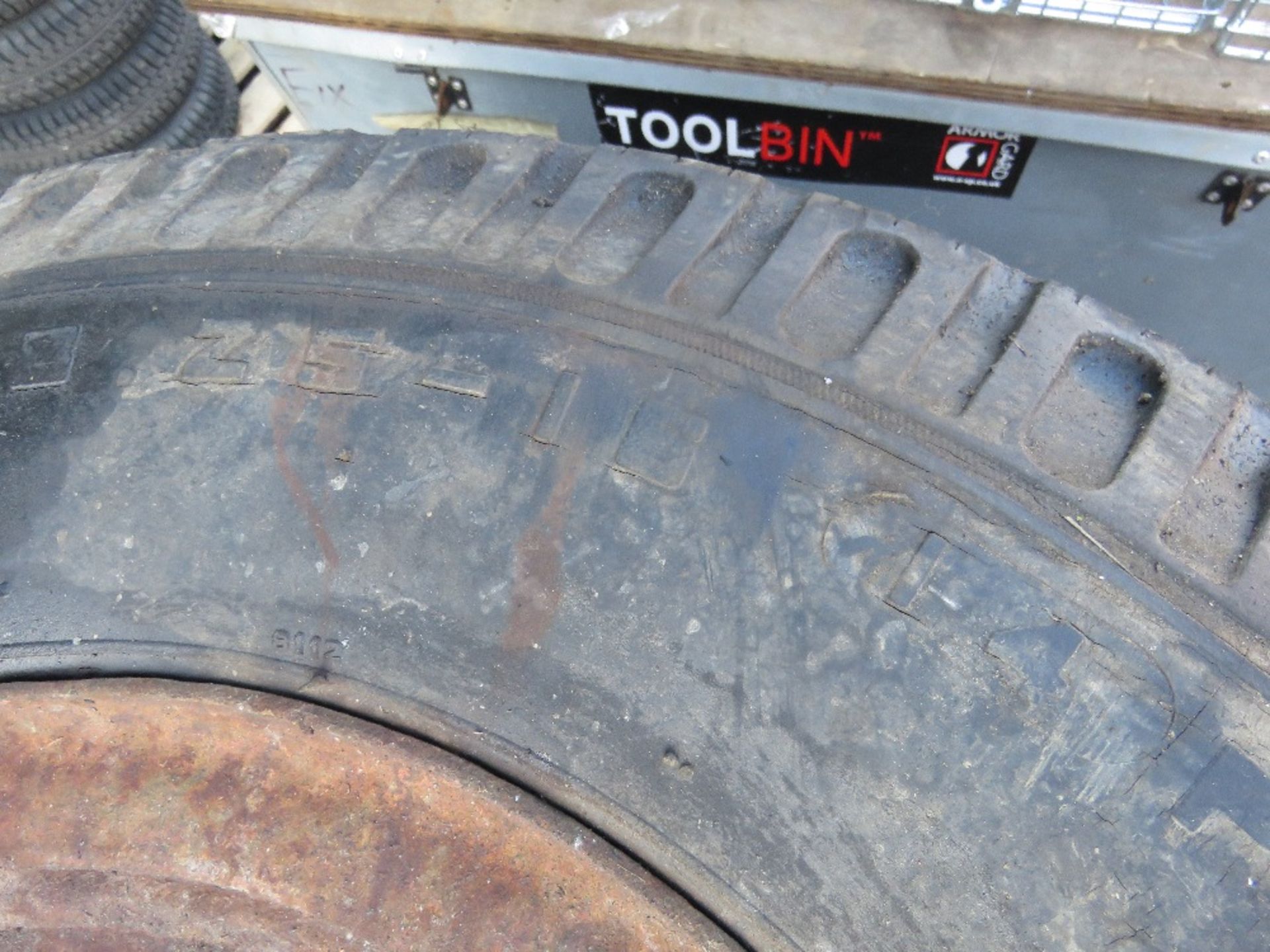 SET OF 4 X JCB FORKLIFT WHEELS AND TYRES. - Image 3 of 4