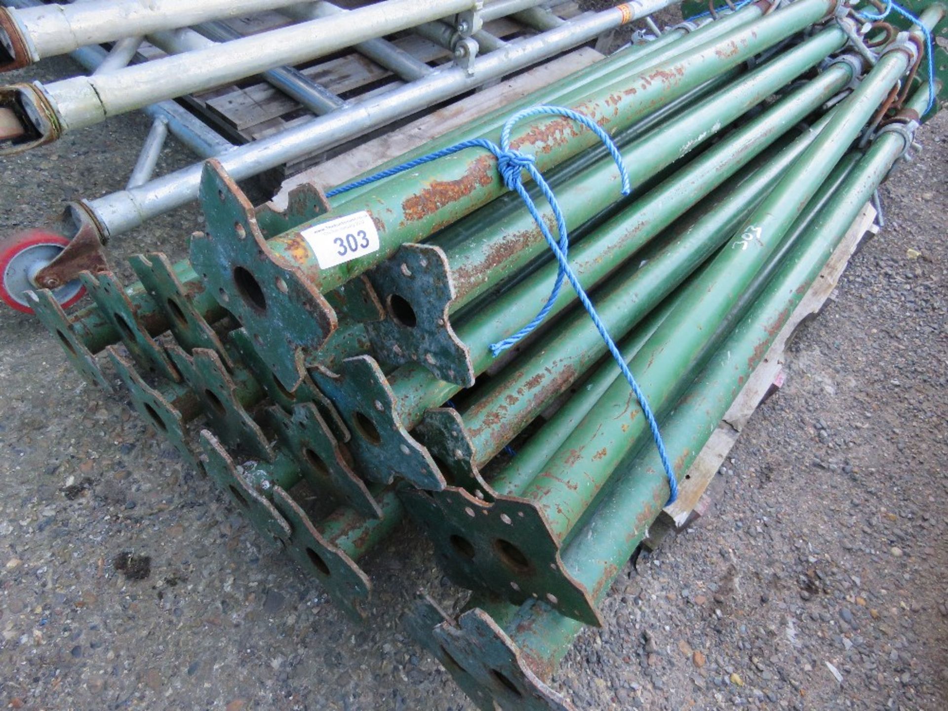 PALLET CONTAINING APPROXIMATELY 20 X ACROW TYPE SUPPORT PROPS. - Image 2 of 5