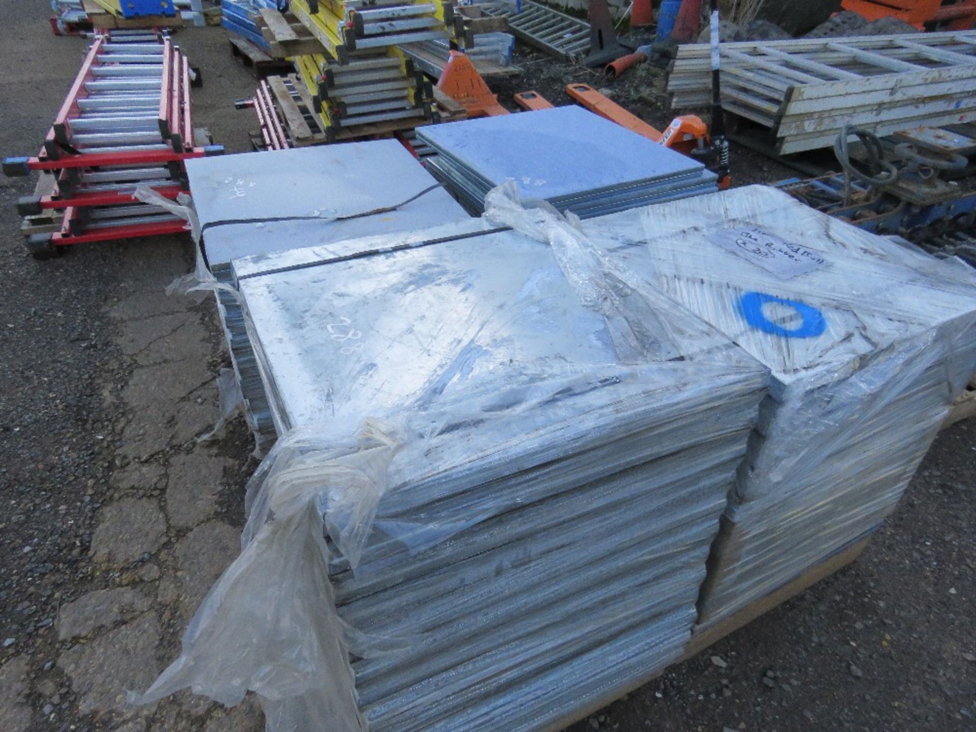 4 X PALLETS OF ASSORTED TEMPORARY HD EXHIBITION FLOORING TILES, IDEAL FOR GARAGE FLOOR ETC. - Image 3 of 3