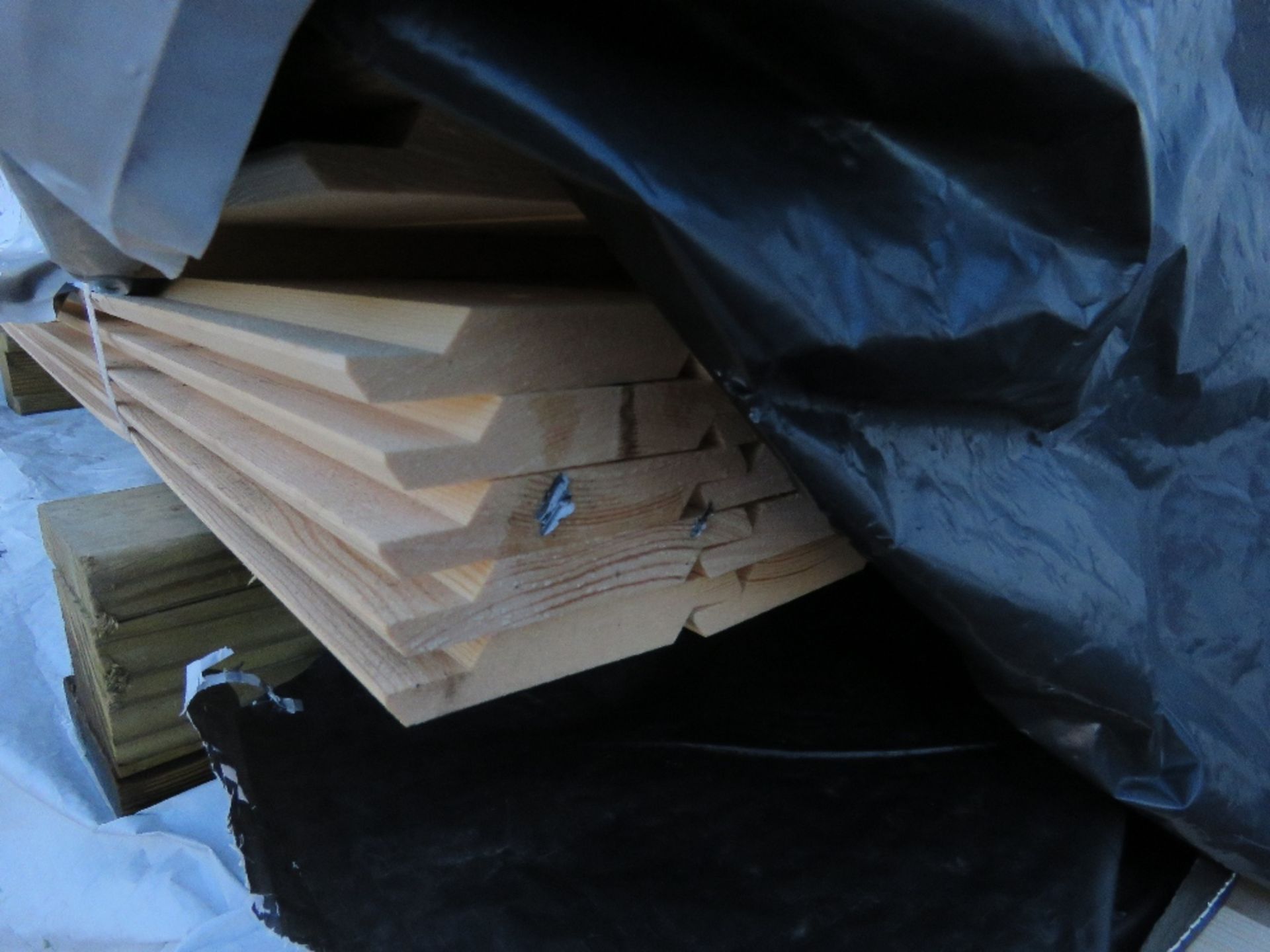 STACK OF 4NO BUNDLES OF UNTREATED SHIPLAP TIMBER FENCE CLADDING BOARDS. SIZE: 1.4-1.83M LENGTH X - Image 2 of 6