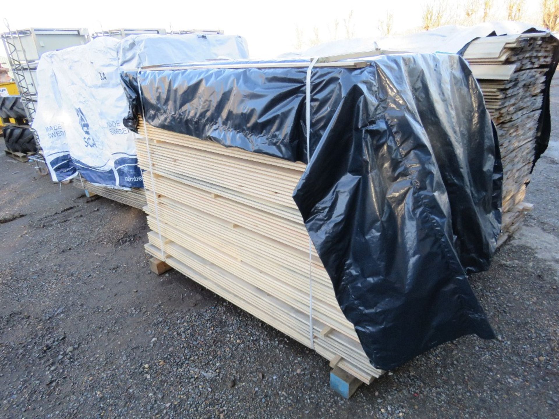 EXTRA LARGE PACK OF UNTREATED SHIPLAP FENCE CLADDING TIMBER BOARDS. SIZE: 1.42M LENGTH X 95MM WIDTH