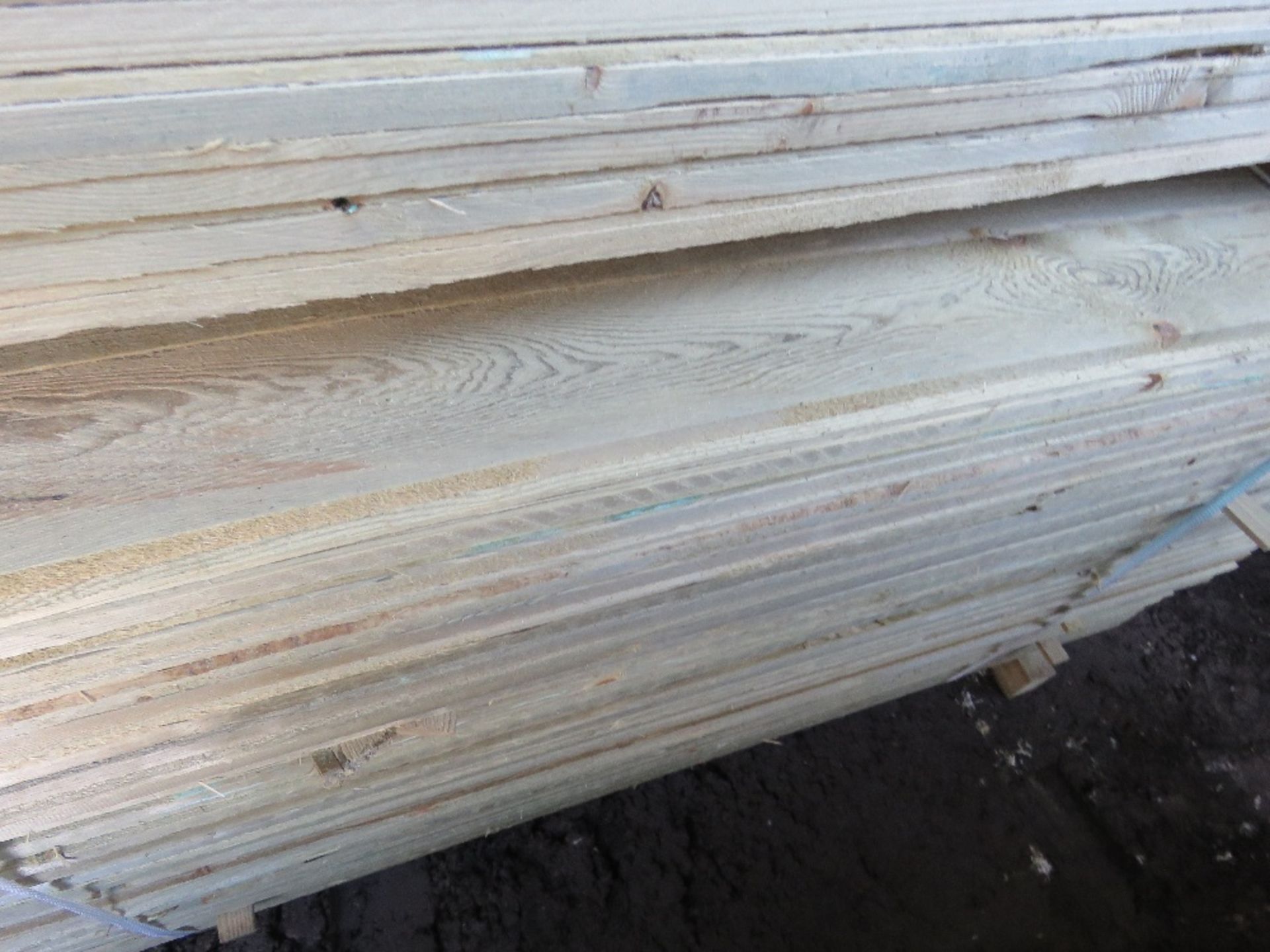 LARGE PACK OF FEATHER EDGE PRESSURE TREATED FENCE CLADDING TIMBER BOARDS. 1.5M LENGTH X 100MM WIDTH - Image 3 of 3