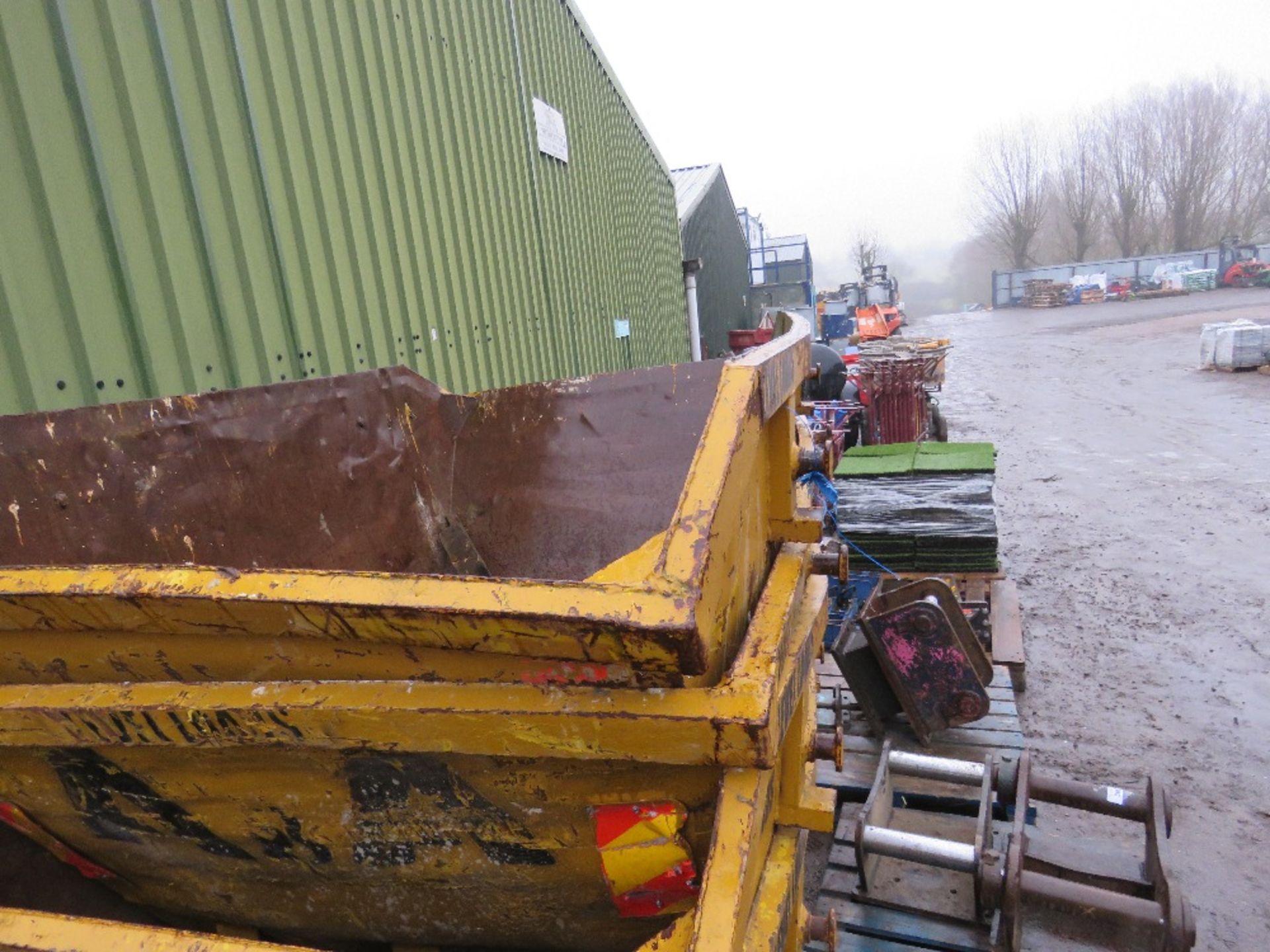 STACK OF 4 X CHAIN LIFT SKIPS, FLOORS LOOKED SOUND FROM INITIAL INSPECTION. - Image 4 of 4