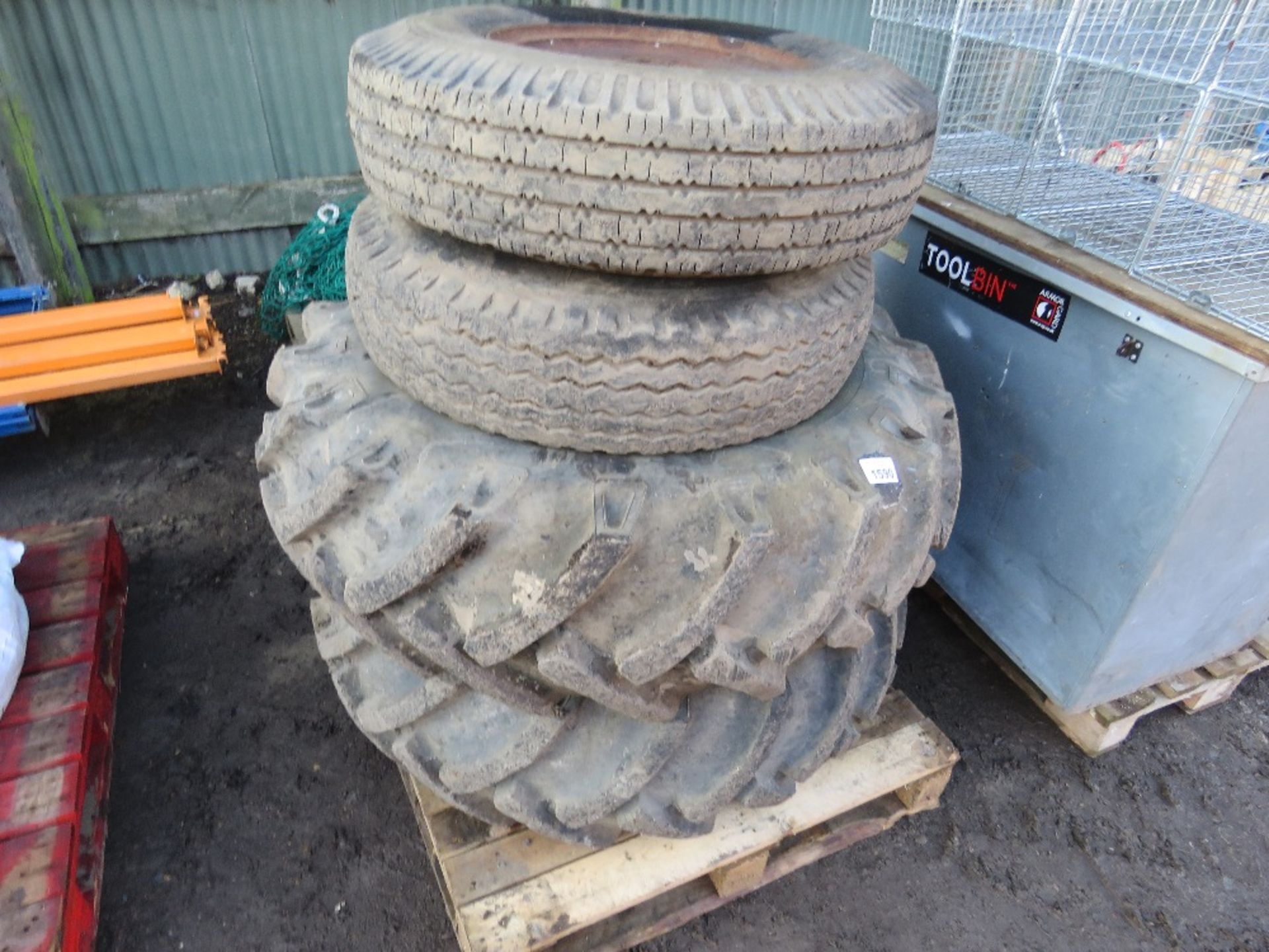 SET OF 4 X JCB FORKLIFT WHEELS AND TYRES.