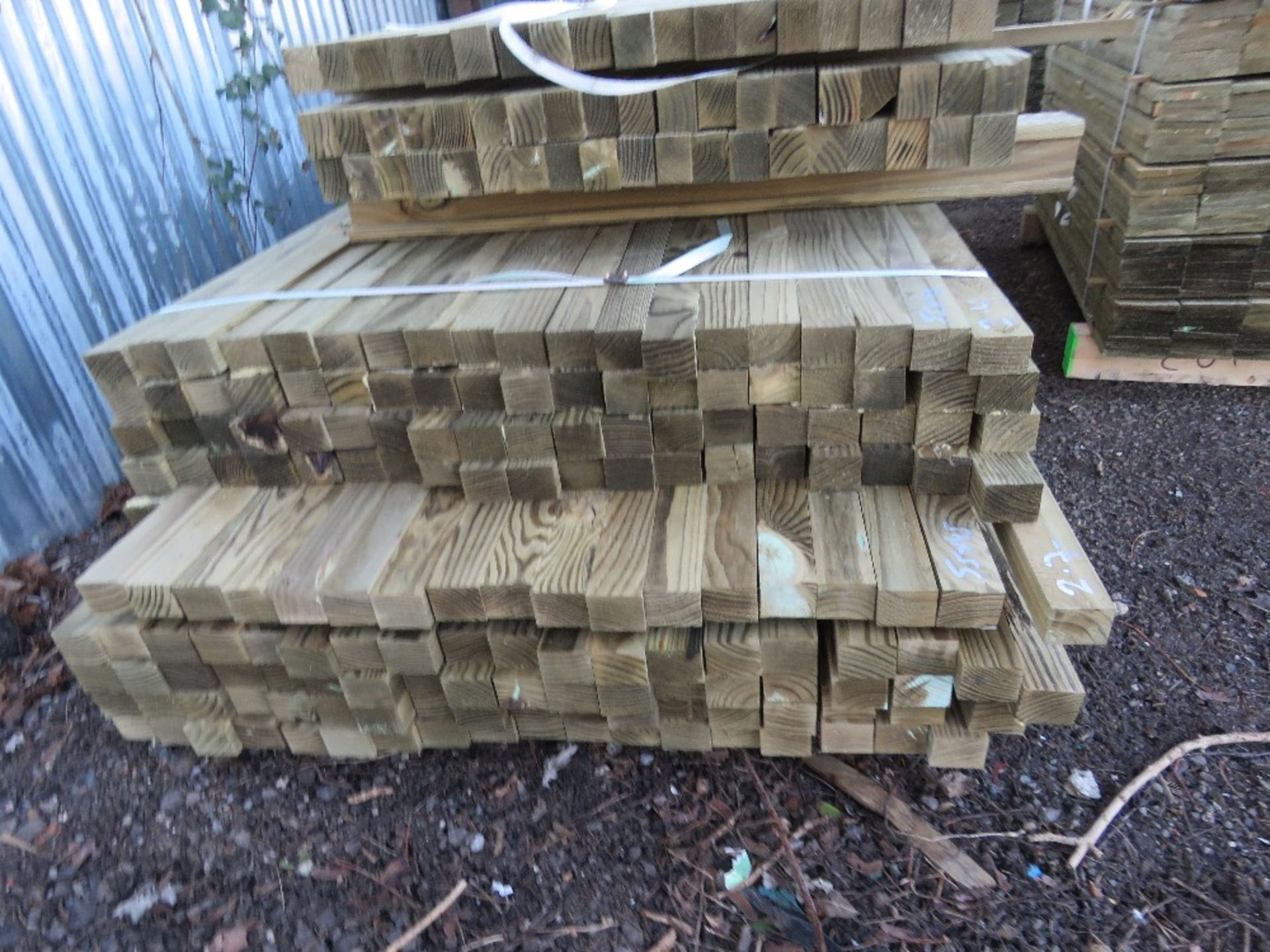 STACK OF TIMBER POSTS, 44MM X 45MM APPROX AT LENGTHS OF 1.79M AND 2.4M APPROX. 2 BUNDLES SOLD AS ONE - Image 2 of 3