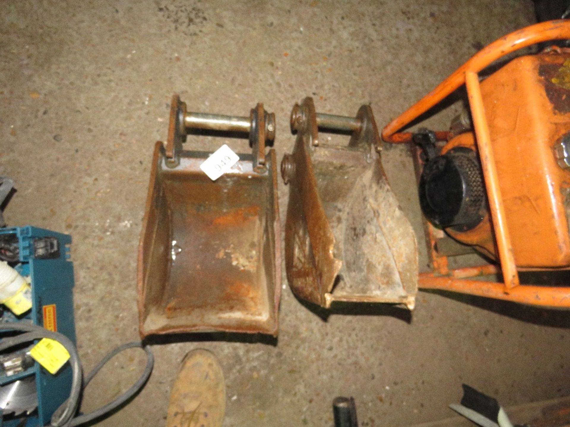 2 X MINI EXCAVATOR BUCKETS , NEED NEW CUTTING EDGE. 6" AND 9", 30MM PINS. THIS LOT IS SOLD UNDER T