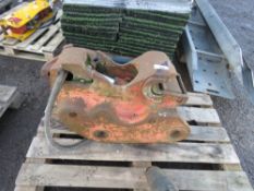 HYDRAULIC EXCAVATOR HITCH ON 65MM PINS. UNTESTED.