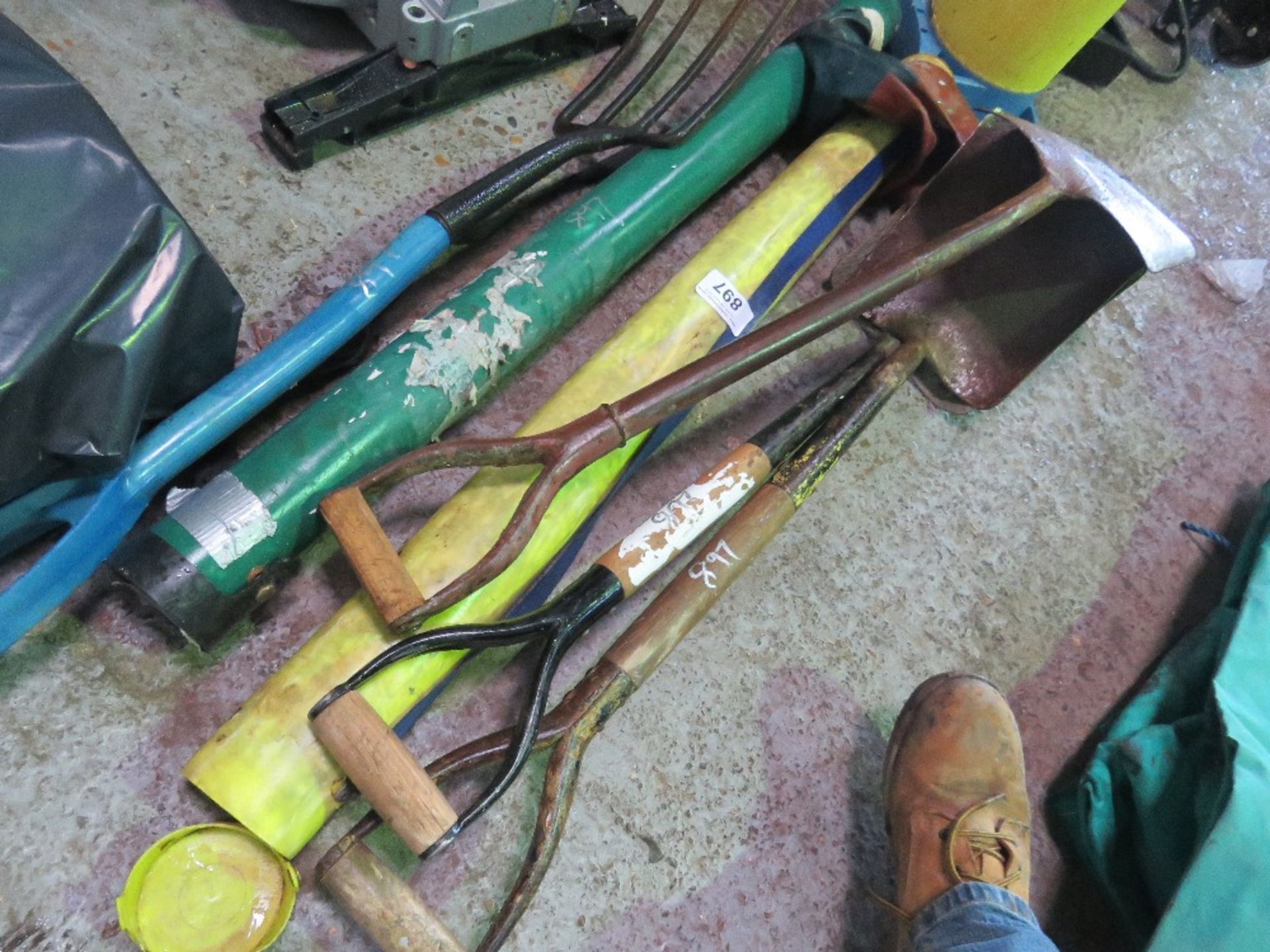 2 X SETS OF DRAIN RODS PLUS 3 SHOVELS AND A FORK. RETIREMENT SALE. - Image 2 of 3