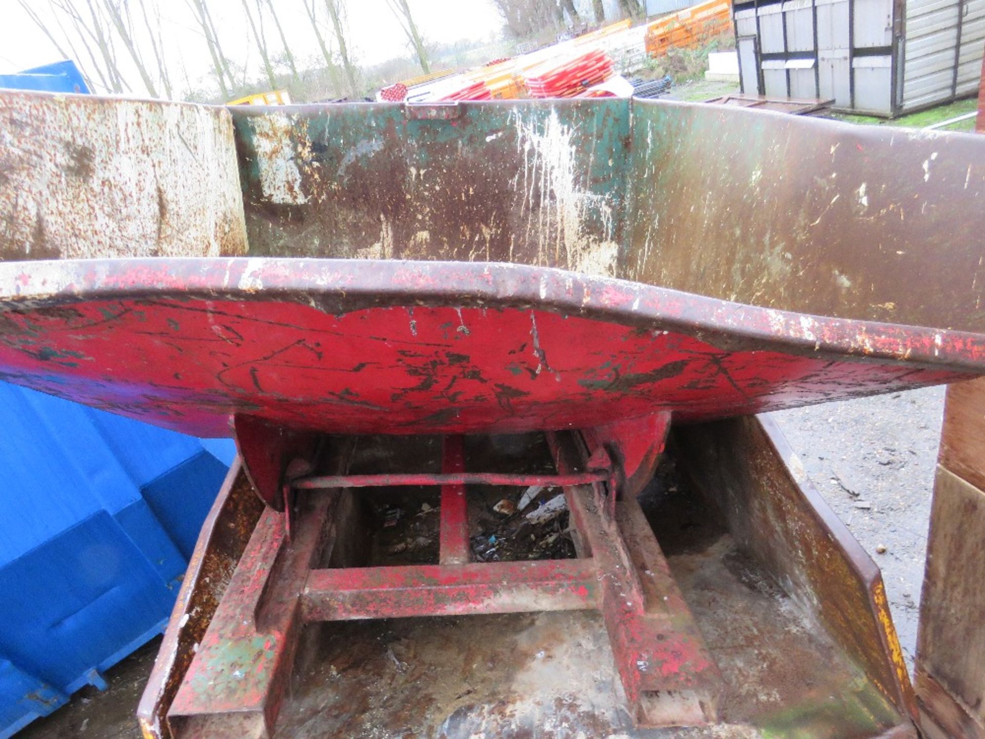 2 X FORKLIFT MOUNTED TIPPING SKIPS, YELLOW AND RED. THIS LOT IS SOLD UNDER THE AUCTIONEERS MARGIN SC - Image 4 of 5