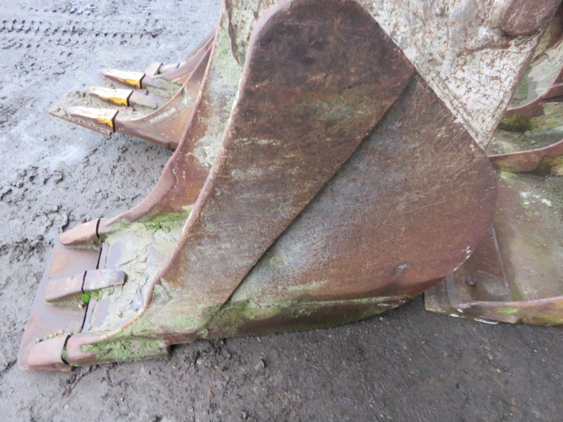 EXCAVATOR BUCKET: 2FT WIDTH APPROX, WITH 80MM PINS. - Image 4 of 4