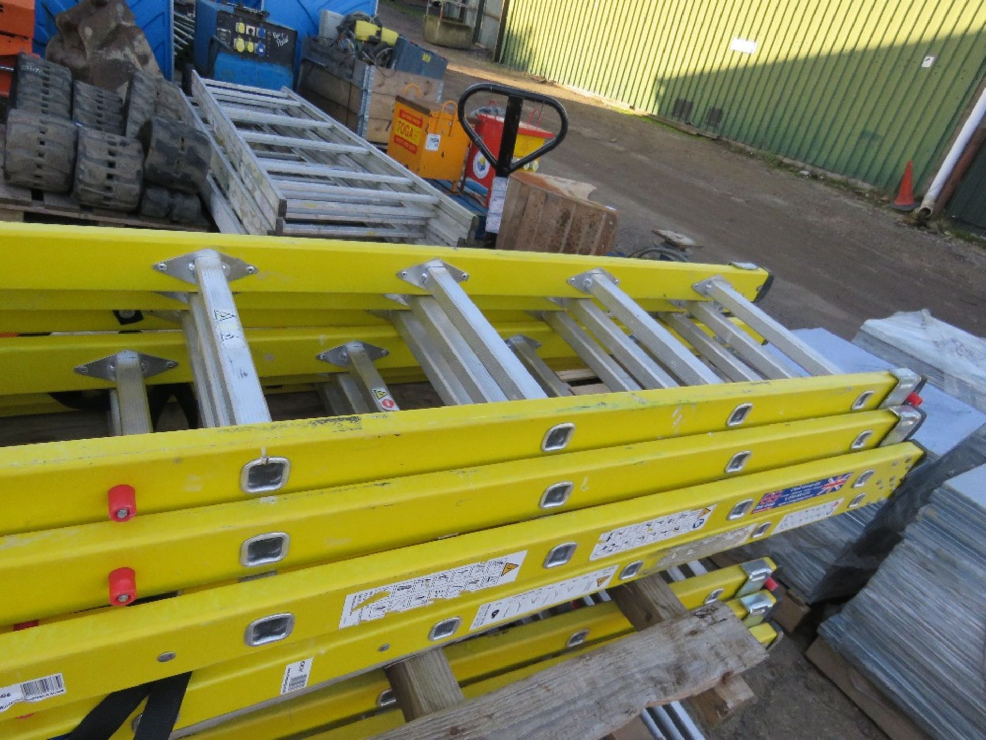 2 X YELLOW GRP 3 STAGE EXTENDING LADDERS. NO VAT ON HAMMER PRICE. - Image 3 of 3