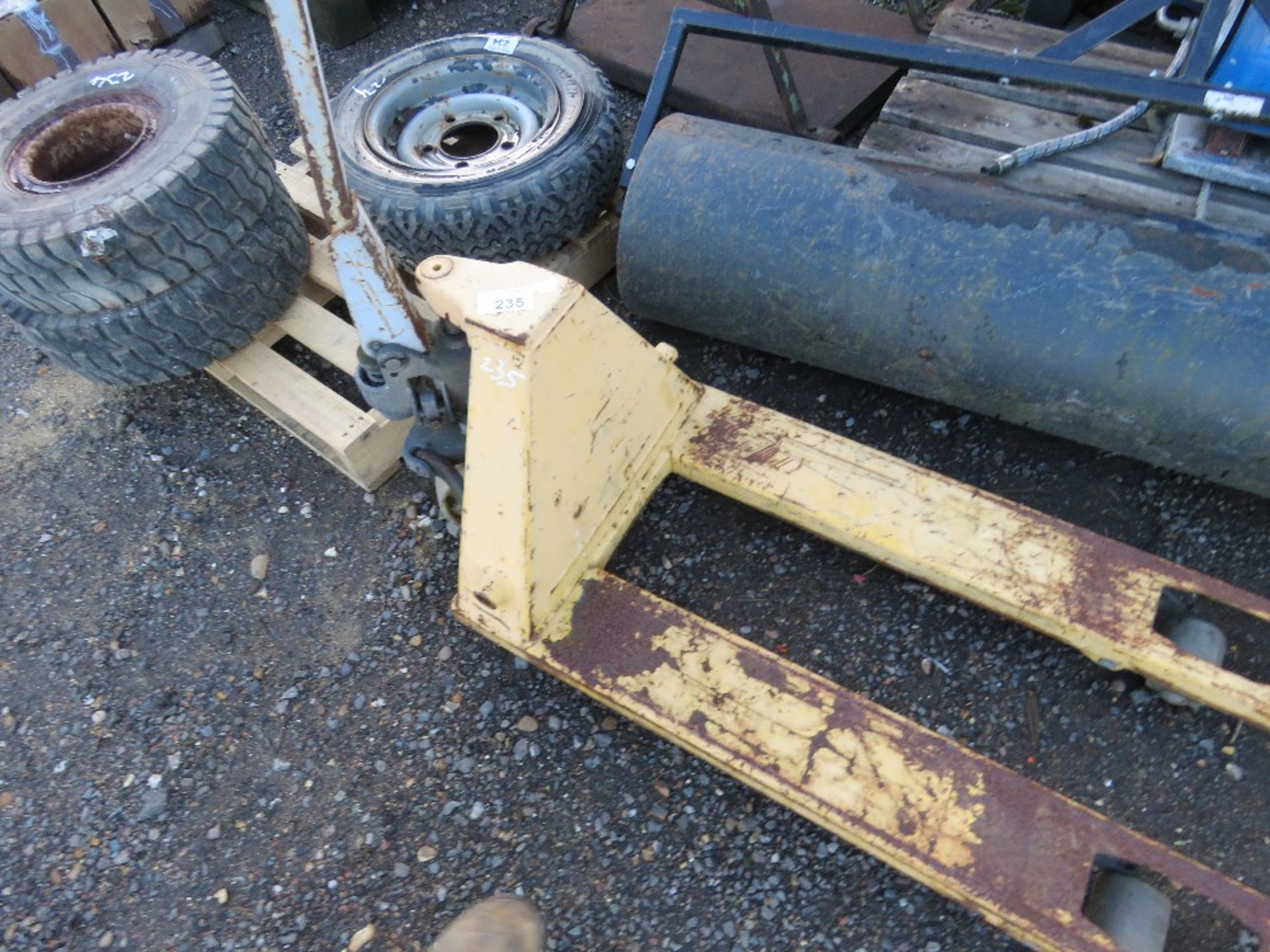 HYDRAULIC PALLET TRUCK. NO VAT ON HAMMER PRICE. - Image 2 of 2