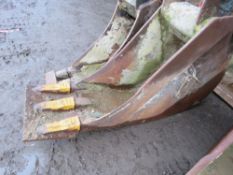 JCB EXCAVATOR BUCKET: 18" WIDTH APPROX, WITH 65MM PINS.