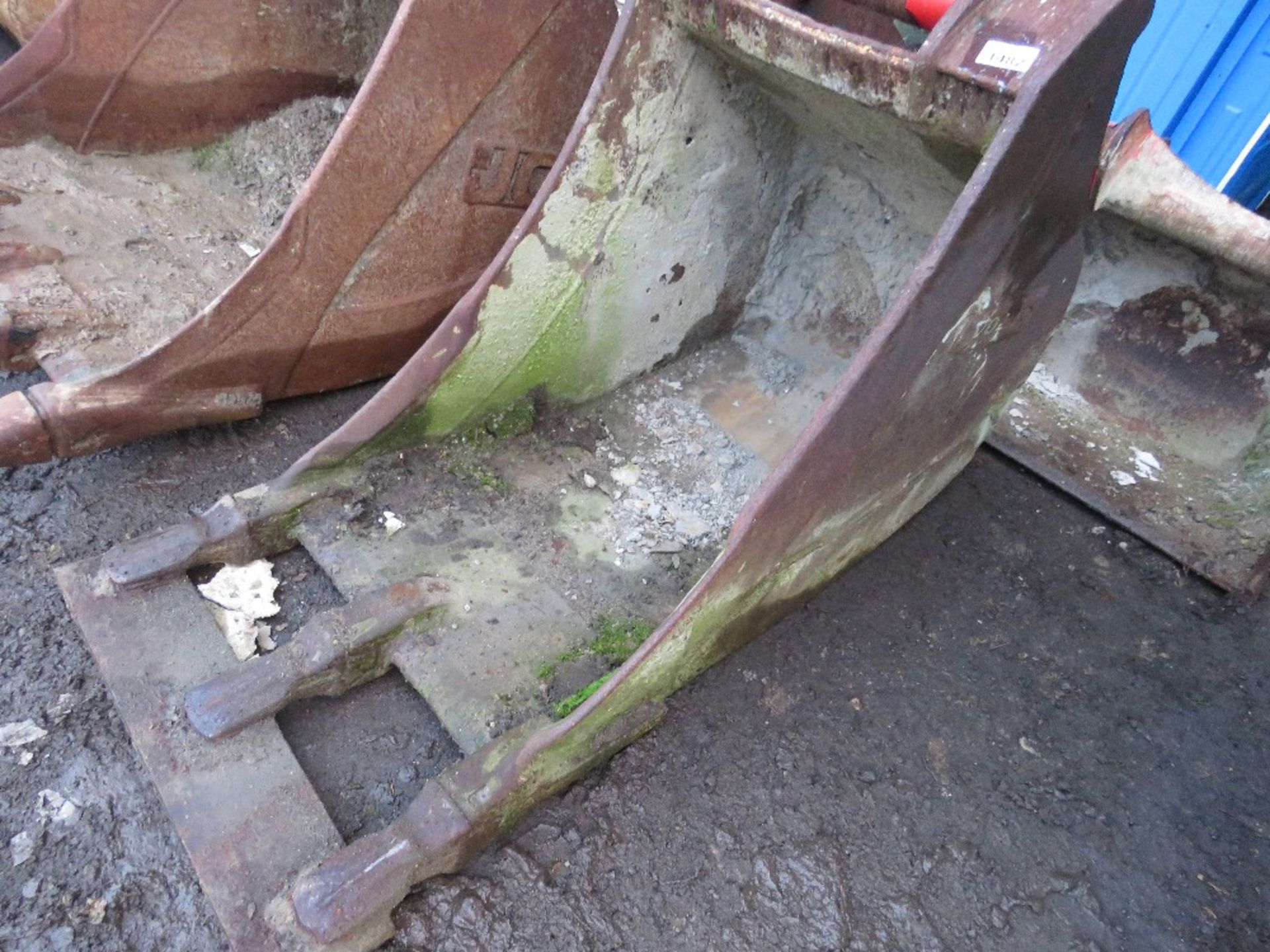 EXCAVATOR BUCKET: 28" WIDTH APPROX, WITH 80MM PINS.