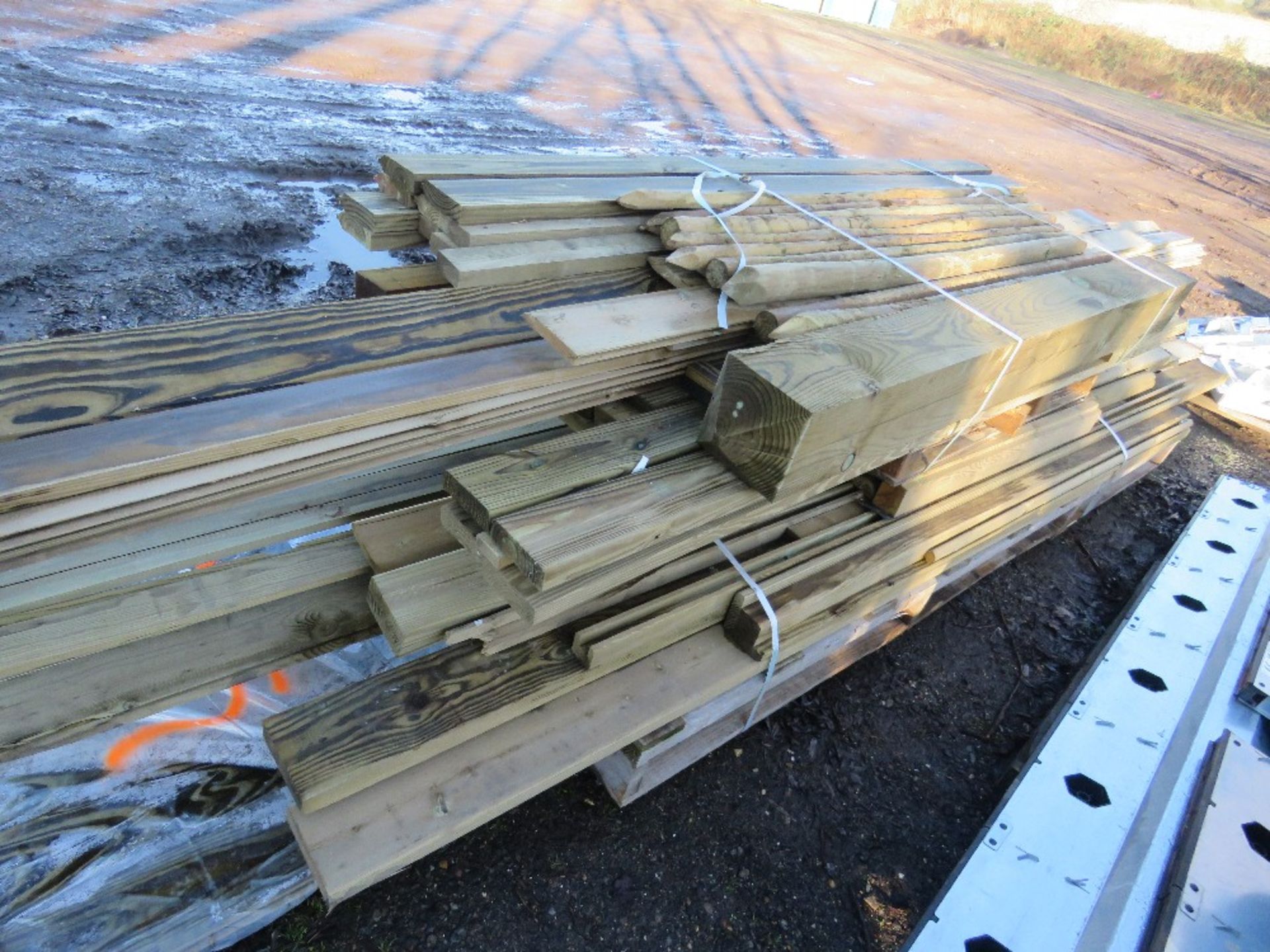 STACK OF ASSORTED FENCING TIMBERS, RAILS AND POSTS ETC. - Image 3 of 4