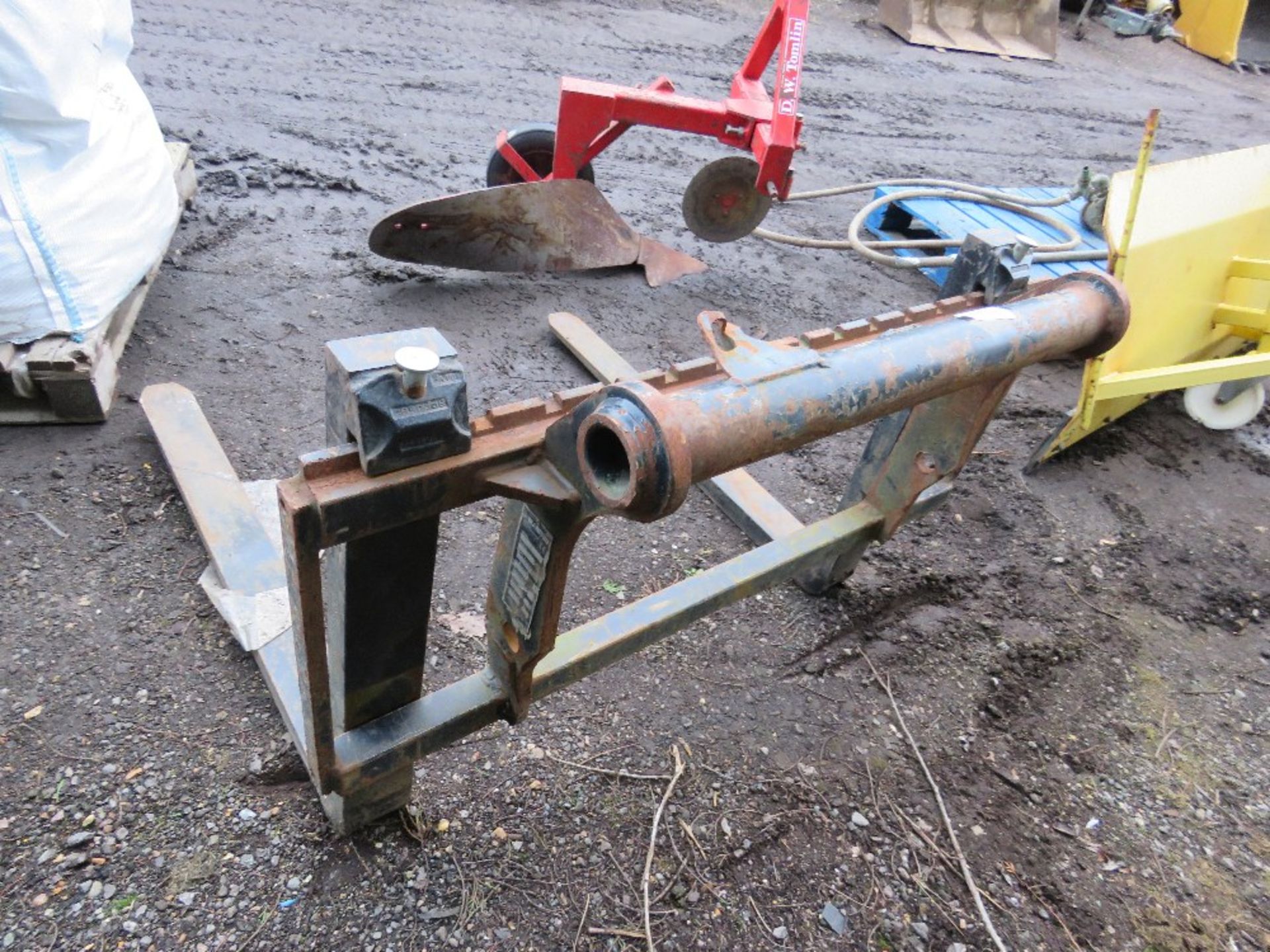 FORKS AND BACKPLATE FOR MANITOU TELEHANDLER. - Image 2 of 3