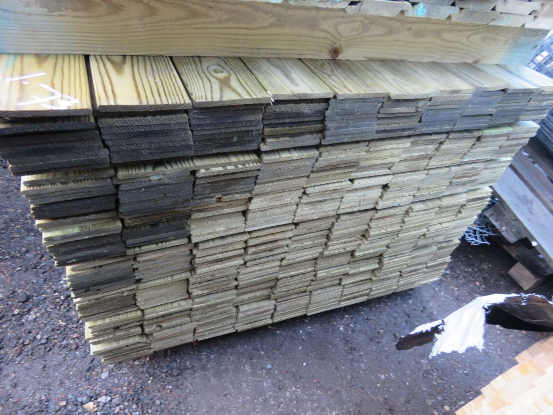 LARGE BUNDLE OF PRESSURE TREATED HIT AND MISS TIMBER CLADDING: 1.73M LENGTH X 10CM WIDTH APPROX. - Image 2 of 3