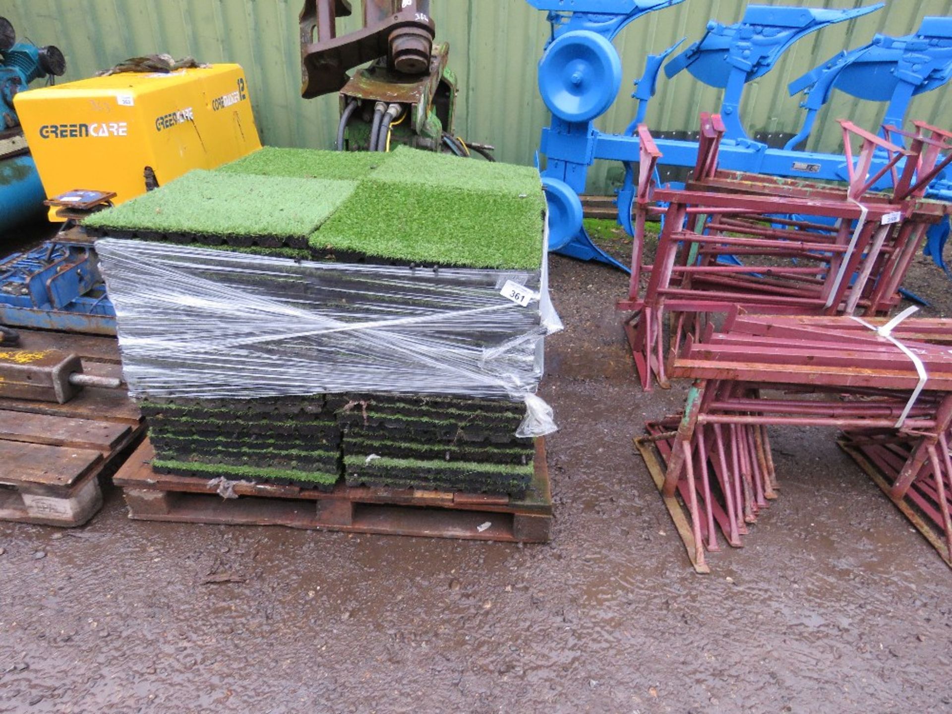 PALLET OF INTERLOCKING ASTRO TURF FAKE GRASS TILES WITH CUSHION BACKING, 50MM X 50MM 84NO IN TOTAL.
