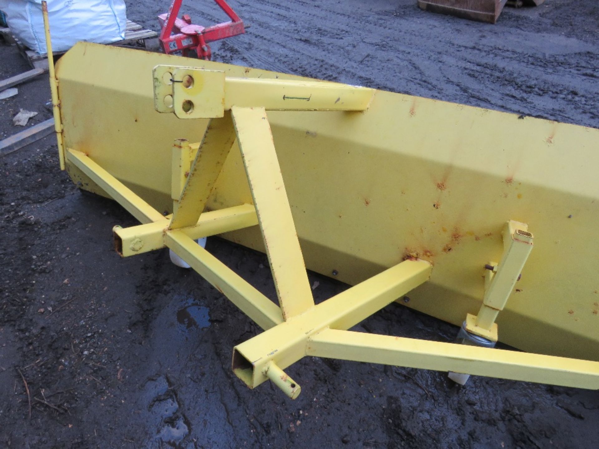 TRACTOR 3 POINT LINKAGE MOUNTED SNOW PLOUGH 9FT WIDE APPROX. - Image 3 of 3