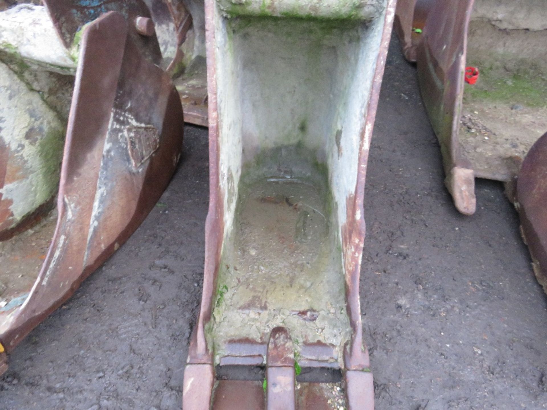 EXCAVATOR BUCKET: 2FT WIDTH APPROX, WITH 80MM PINS. - Image 2 of 4