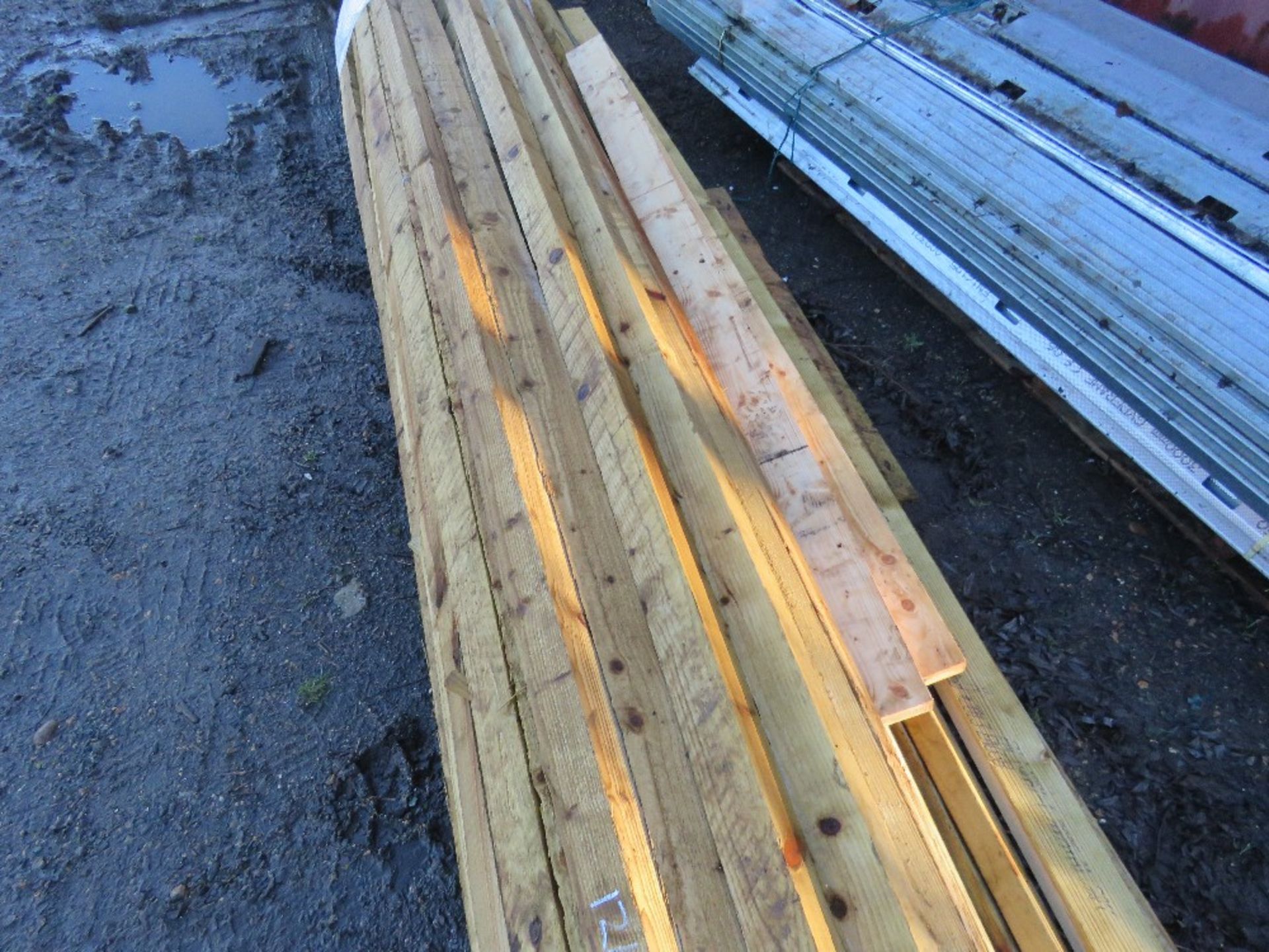 PALLET OF TRIANGLE PROFILED FENCING RAILS @ 12FT APPROX. PLUS SOME OTHER CONSTRUCTION TIMBERS. THIS - Image 3 of 3