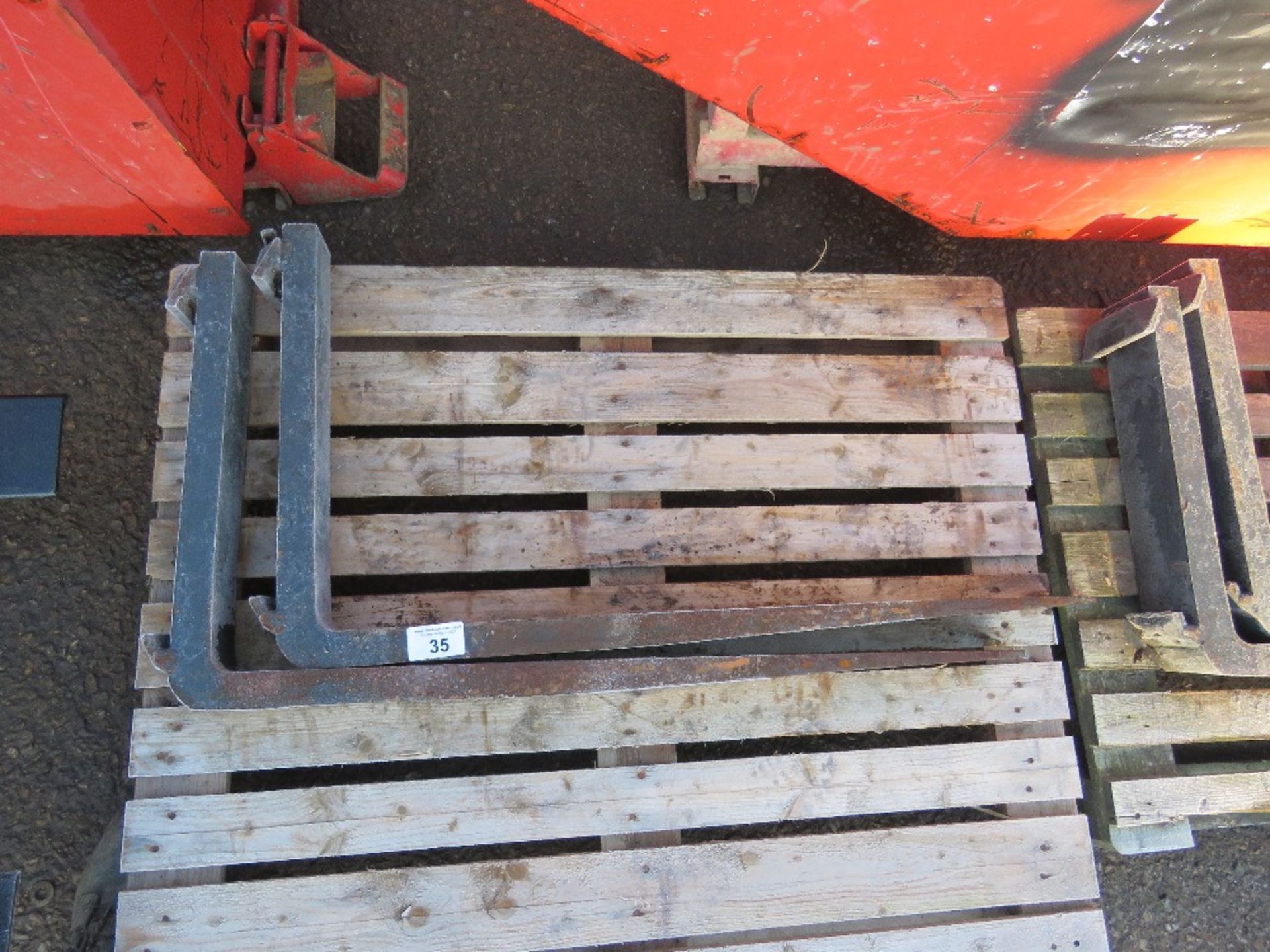 PAIR OF FORKLIFT TINES.