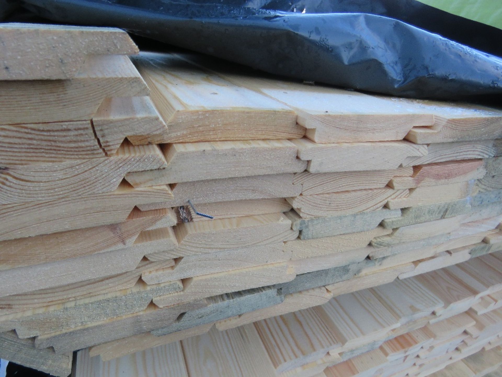 STACK CONTAINING 3 BUNDLES OF UNTREATED SHIPLAP TIMBER FENCE CLADDING BOARDS. SIZE: 1.75-2.1M LE - Image 3 of 5