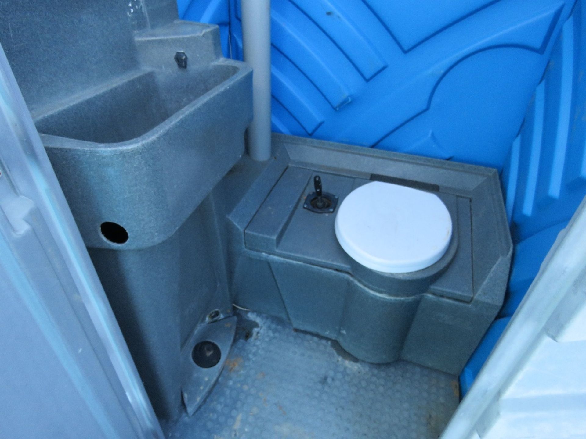 PORTABLE BUILDER'S TOILET. - Image 2 of 3