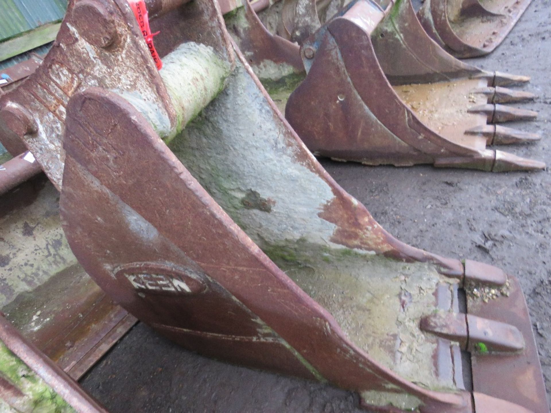 EXCAVATOR BUCKET: 2FT WIDTH APPROX, WITH 80MM PINS.