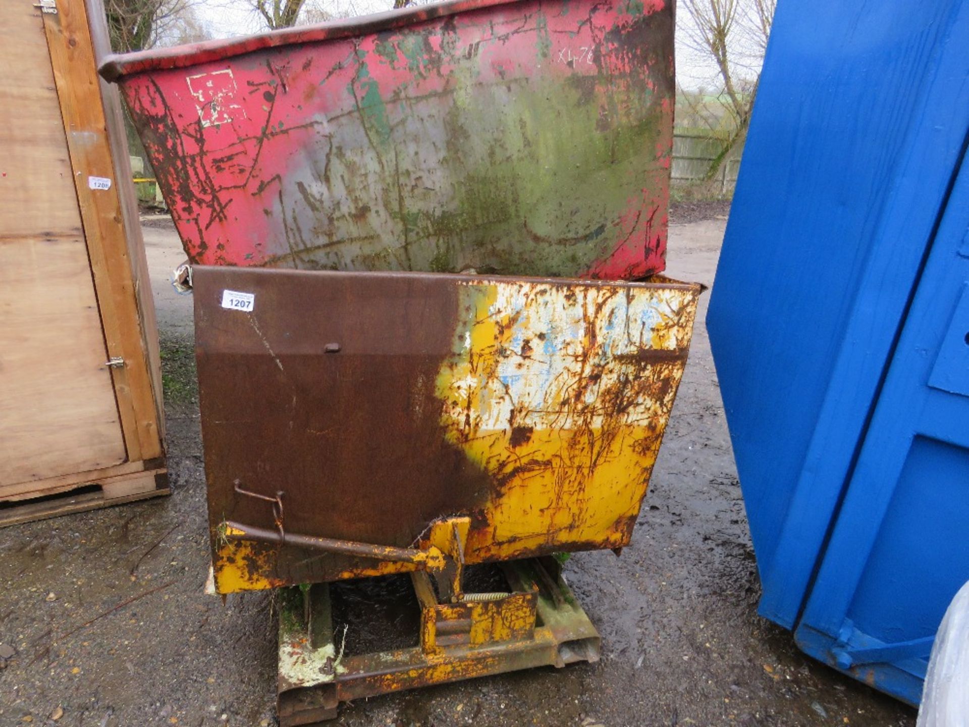 2 X FORKLIFT MOUNTED TIPPING SKIPS, YELLOW AND RED. THIS LOT IS SOLD UNDER THE AUCTIONEERS MARGIN SC - Image 2 of 5