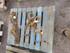 LIGHTER DUTY SET OF LIFTING CHAINS PLUS 2 X SINGLE LEG DROP CHAINS. THIS LOT IS SOLD UNDER THE AUCTI