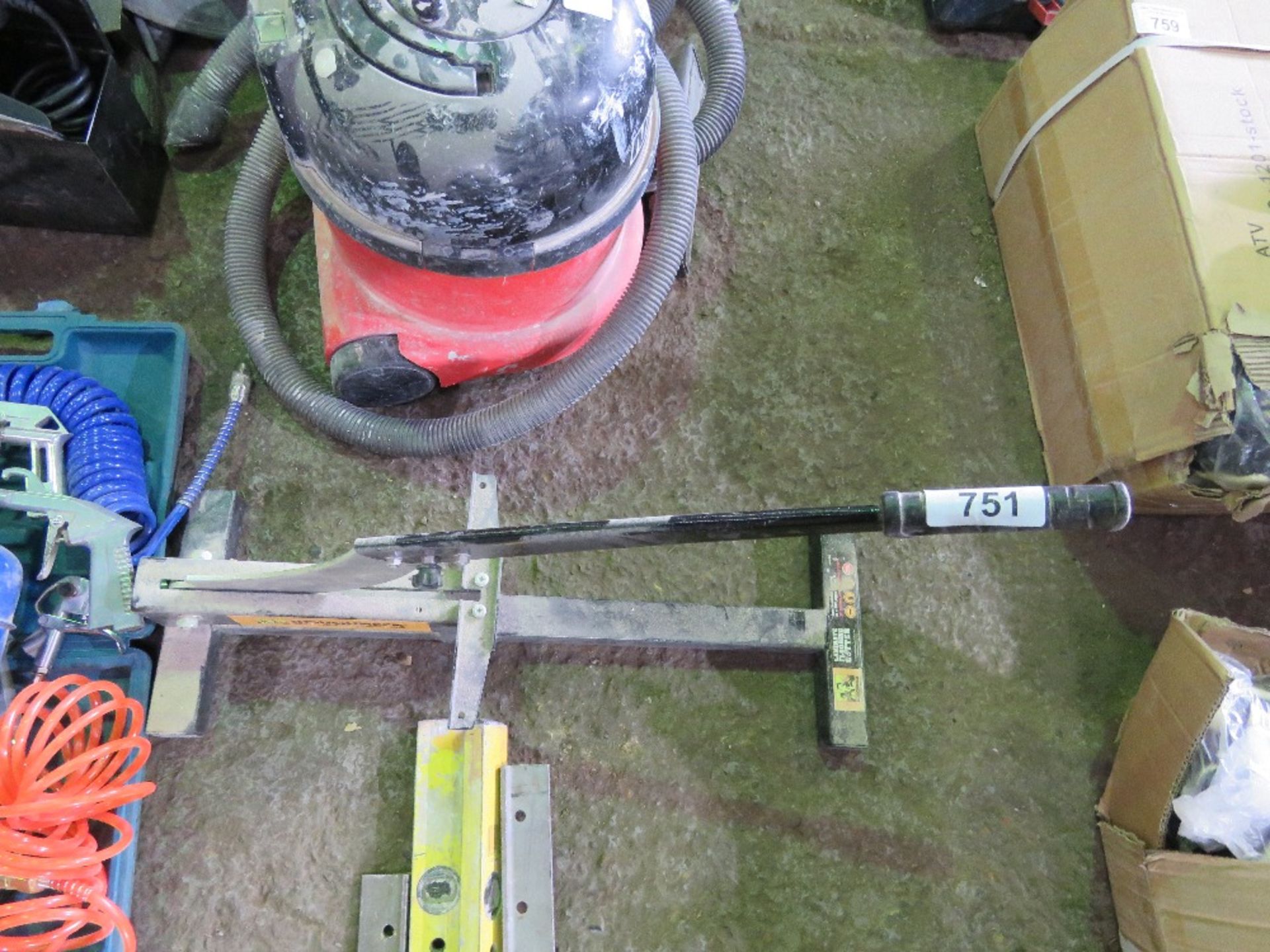 ROUGHNECK LAMINATE FLOOR CUTTER. SOURCED FROM COMPANY LIQUIDATION. THIS LOT IS SOLD UNDER THE AUCTI