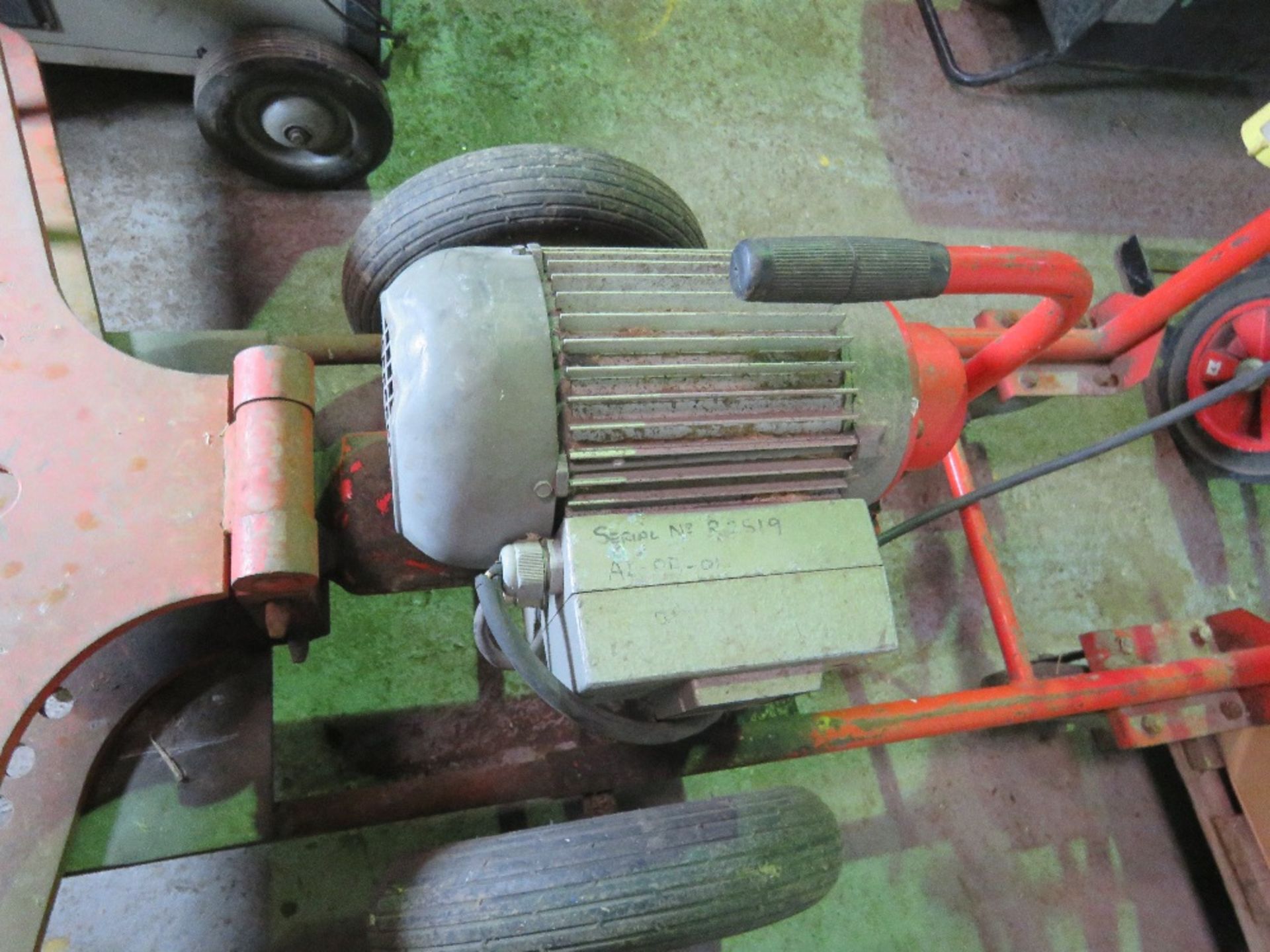 RIDGID 110VOLT POWERED TUBE BENDER WITH BOX OF FORMS.WORKING WHEN RECENTLY REMOVED FROM PREMISES. - Image 2 of 5