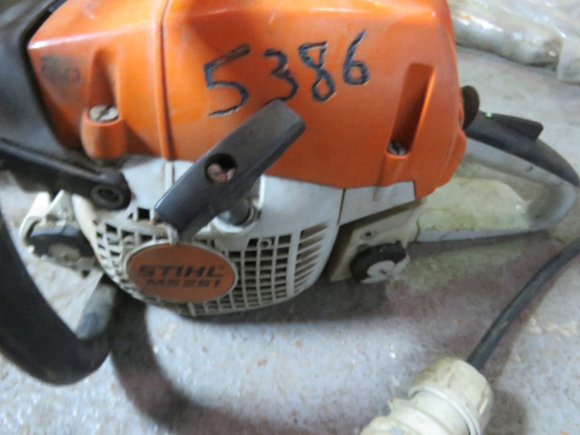 STIHL MS250 PETROL CHAINSAW. THIS LOT IS SOLD UNDER THE AUCTIONEERS MARGIN SCHEME, THEREFORE NO VAT - Image 2 of 4