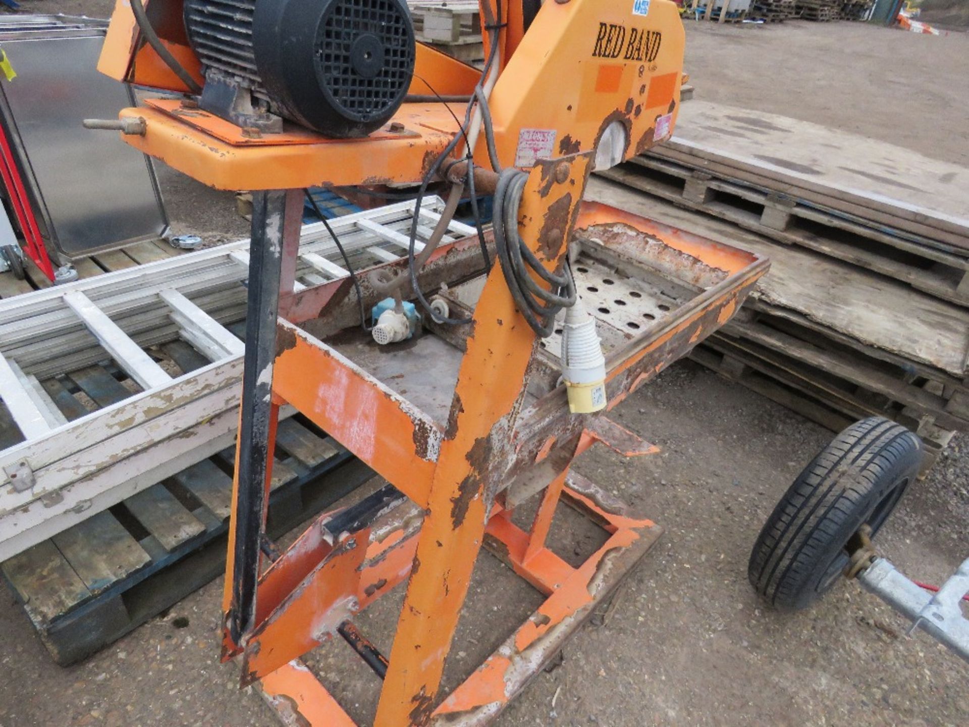 REDBAND 110VOLT SLAB CUTTING SAWBENCH.