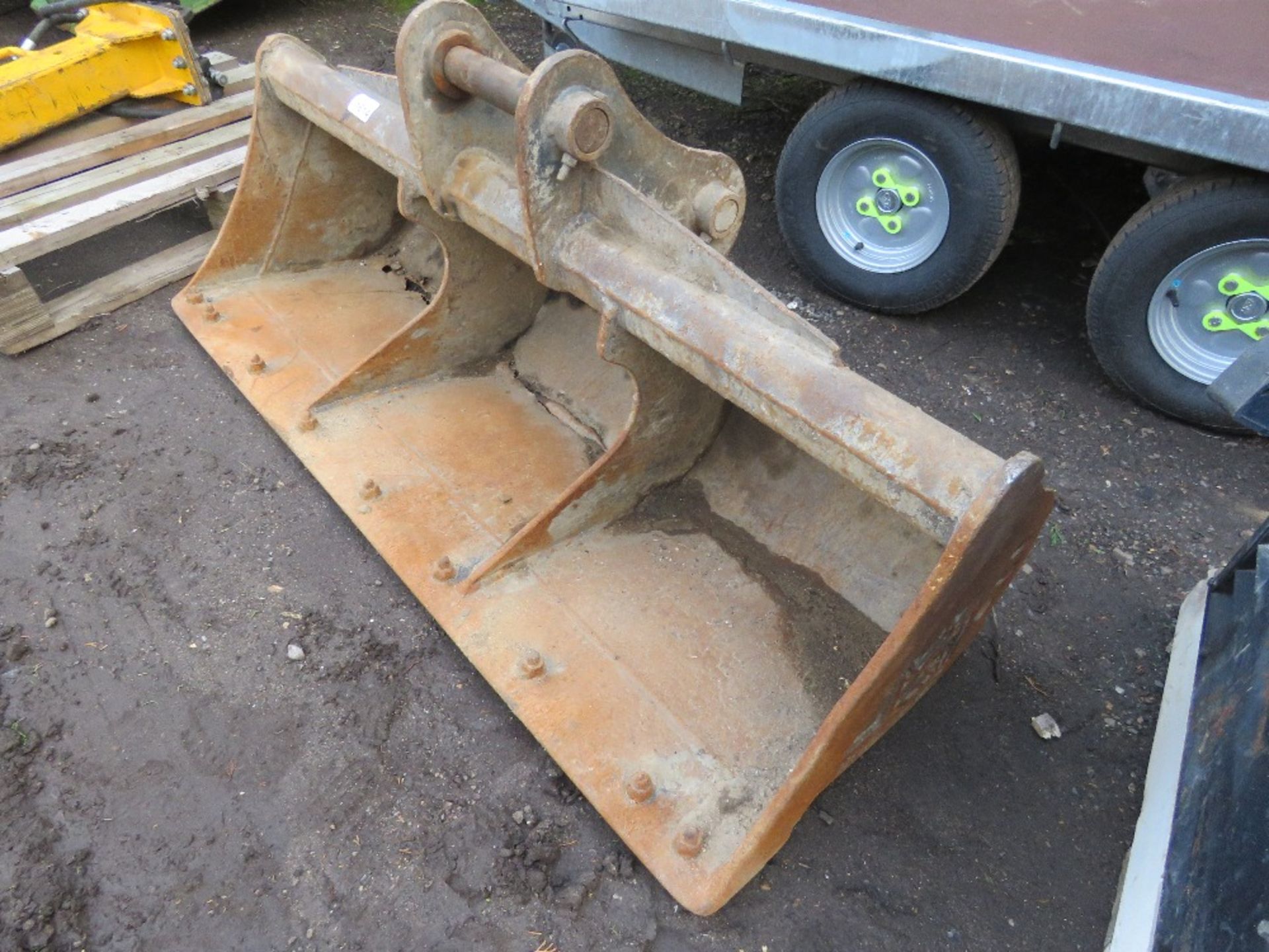 EXCAVATOR GRADING BUCKET ON 50MM PINS. BASE NEEDS ATTENTION/SOME REPAIR. - Image 6 of 6