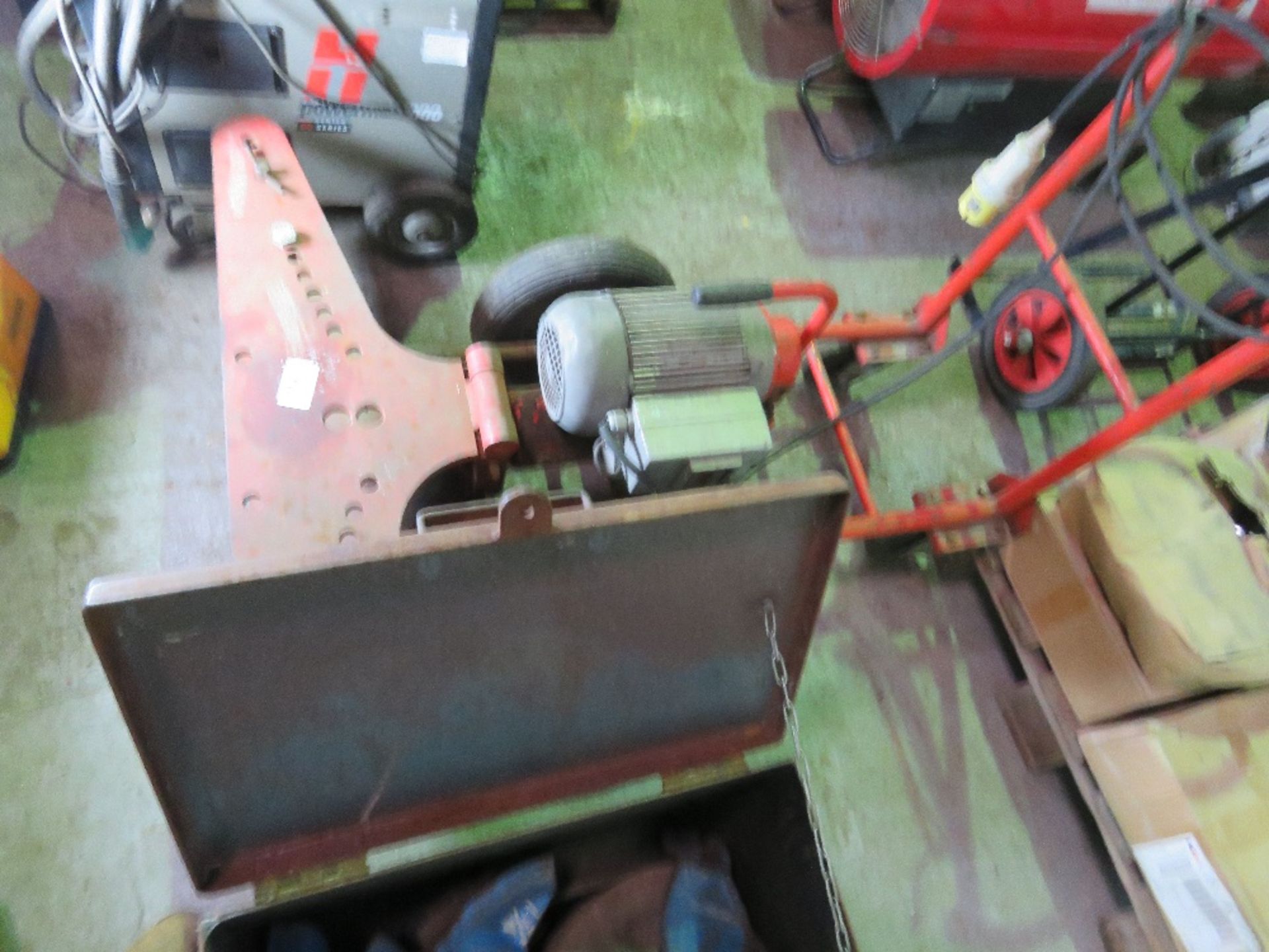 RIDGID 110VOLT POWERED TUBE BENDER WITH BOX OF FORMS.WORKING WHEN RECENTLY REMOVED FROM PREMISES. - Image 5 of 5