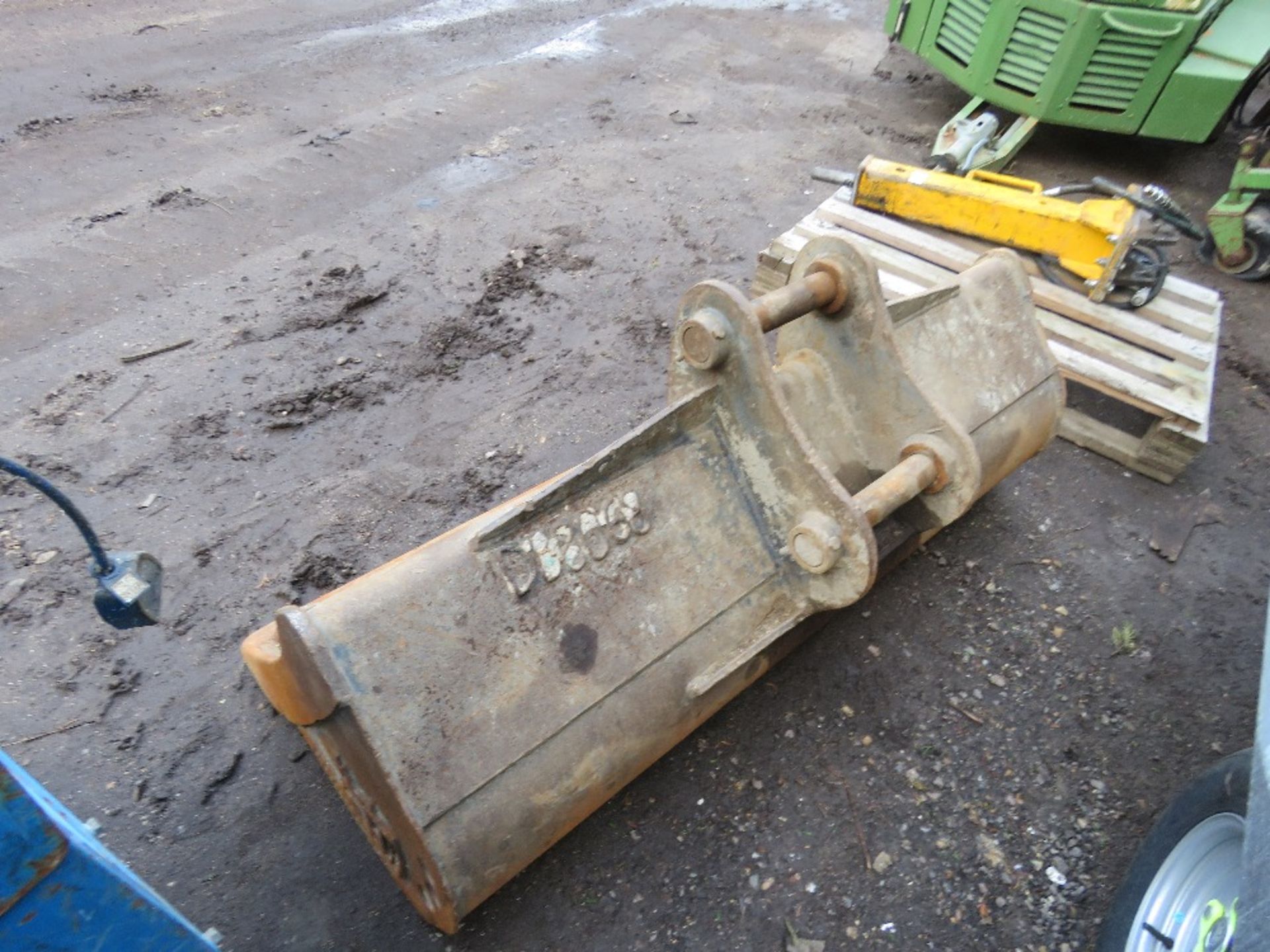 EXCAVATOR GRADING BUCKET ON 50MM PINS. BASE NEEDS ATTENTION/SOME REPAIR. - Image 3 of 6