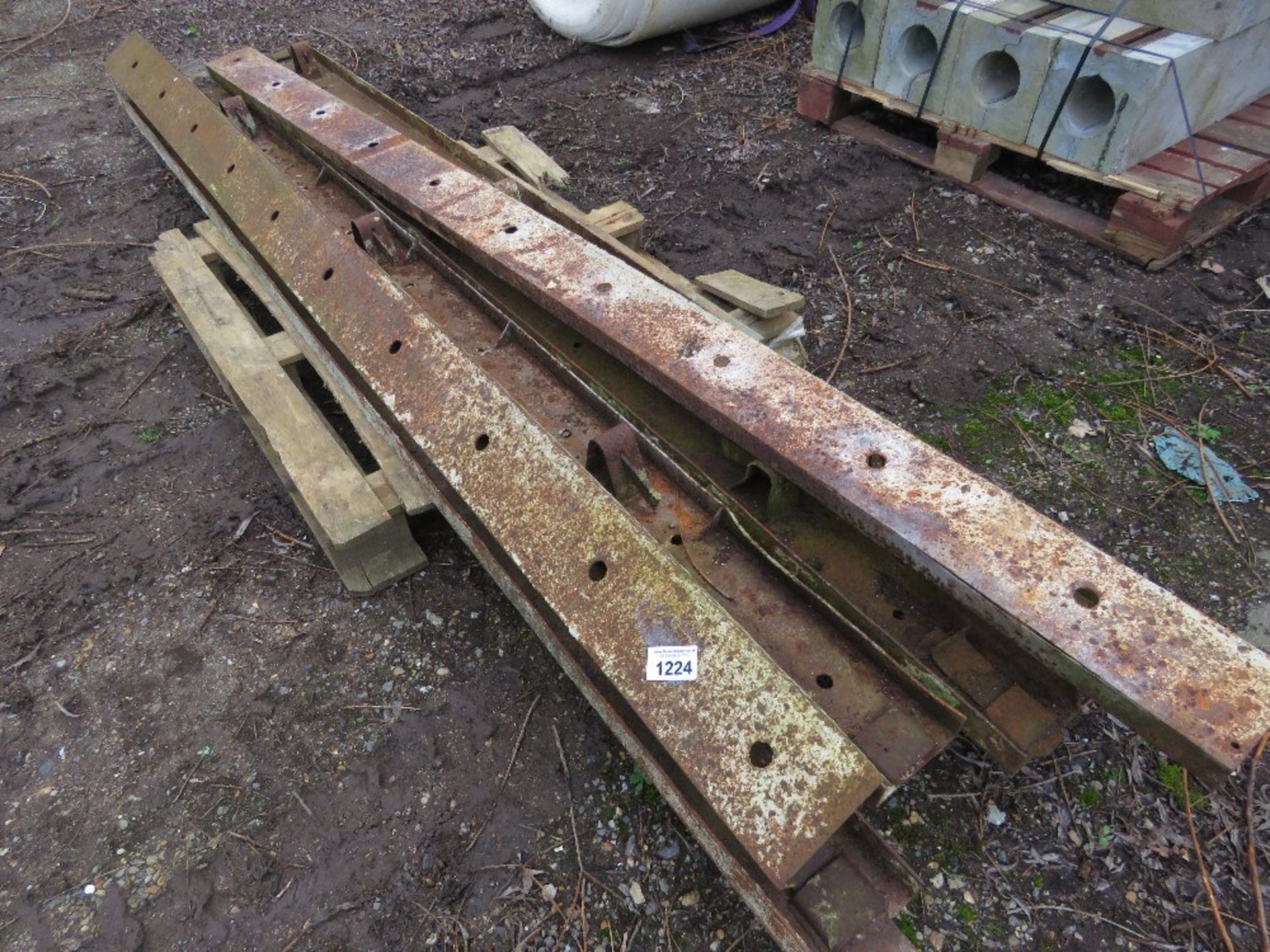 6 X ROAD FORMS, 6" DEPTH. THIS LOT IS SOLD UNDER THE AUCTIONEERS MARGIN SCHEME, THEREFORE NO VAT WIL