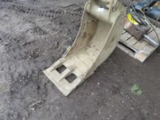 EXCAVATOR BUCKET, 50MM PINS, 450MM WIDTH APPROX.