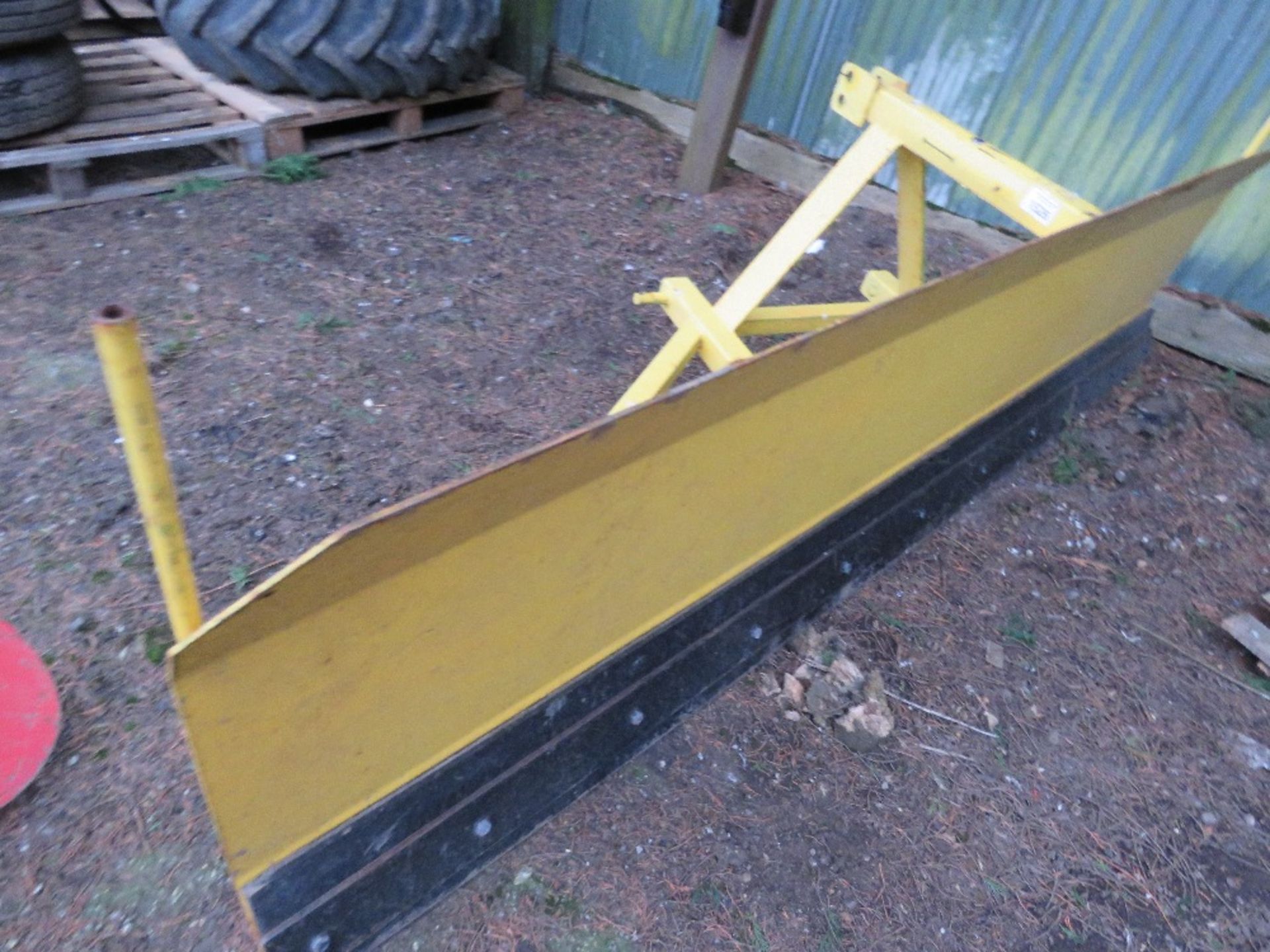 TRACTOR 3 POINT LINKAGE MOUNTED SNOW PLOUGH 9FT WIDE APPROX. - Image 3 of 3