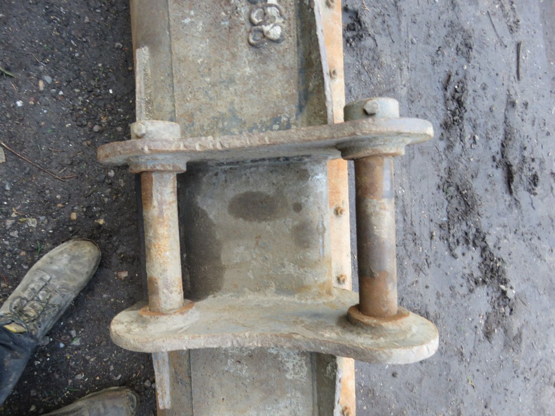 EXCAVATOR GRADING BUCKET ON 50MM PINS. BASE NEEDS ATTENTION/SOME REPAIR. - Image 5 of 6