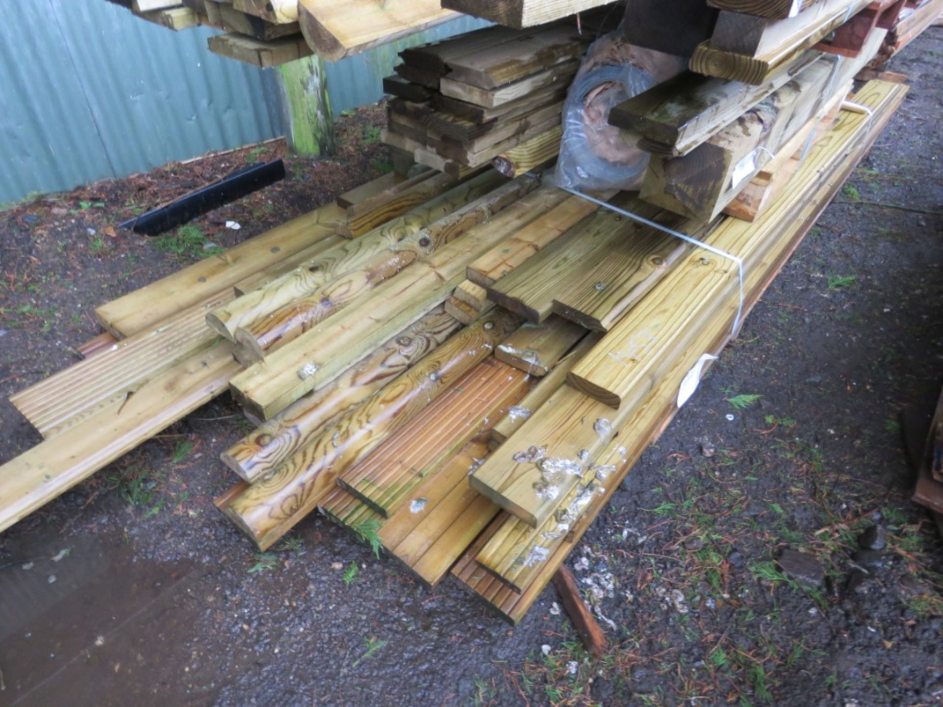 LARGE STACK OF ASSORTED TIMBER POSTS, ROLL OF WIRE, BOARDS ETC. 6FT -12FT APPROX. - Image 6 of 9