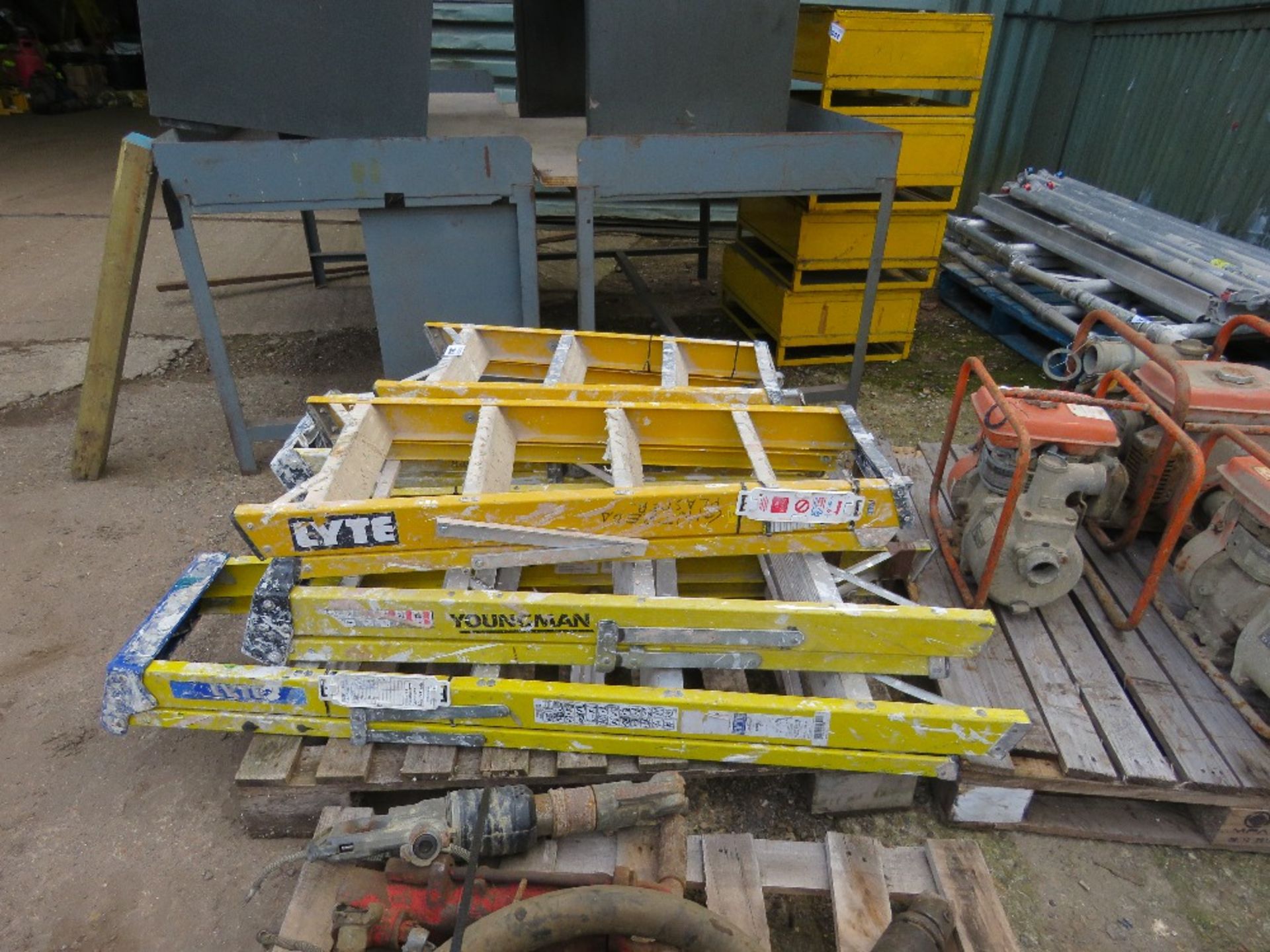 6 X SHORT GRP LADDERS.SOURCED FROM COMPANY CLOSURE. THIS LOT IS SOLD UNDER THE AUCTIONEERS MARGIN SC - Image 2 of 3