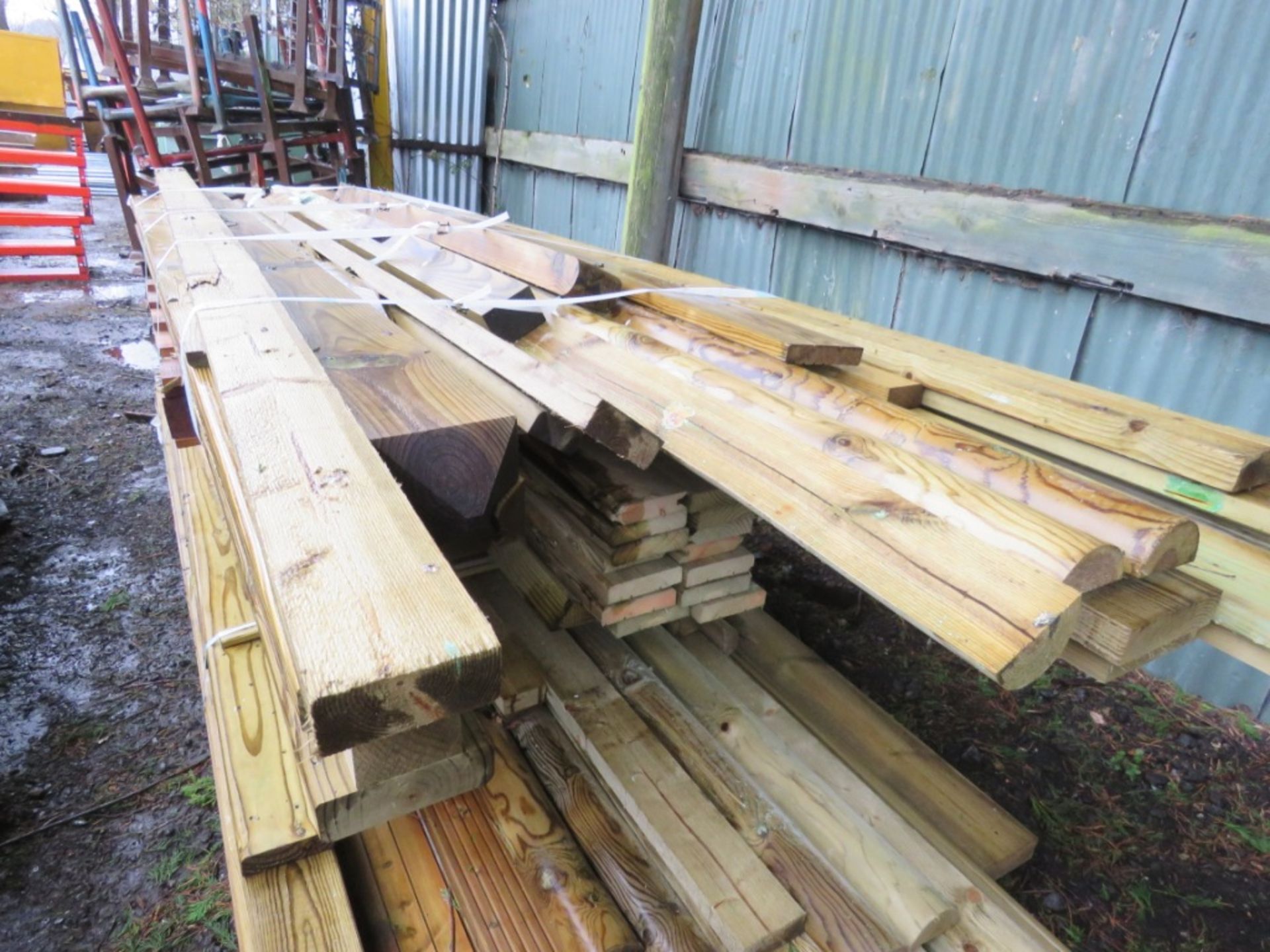 LARGE STACK OF ASSORTED TIMBER POSTS, ROLL OF WIRE, BOARDS ETC. 6FT -12FT APPROX.