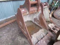 EXCAVATOR BUCKET ON 80MM PINS, 900MM WIDTH APPROX. DIRECT FROM LOCAL CONSTRUCTION COMPANY.