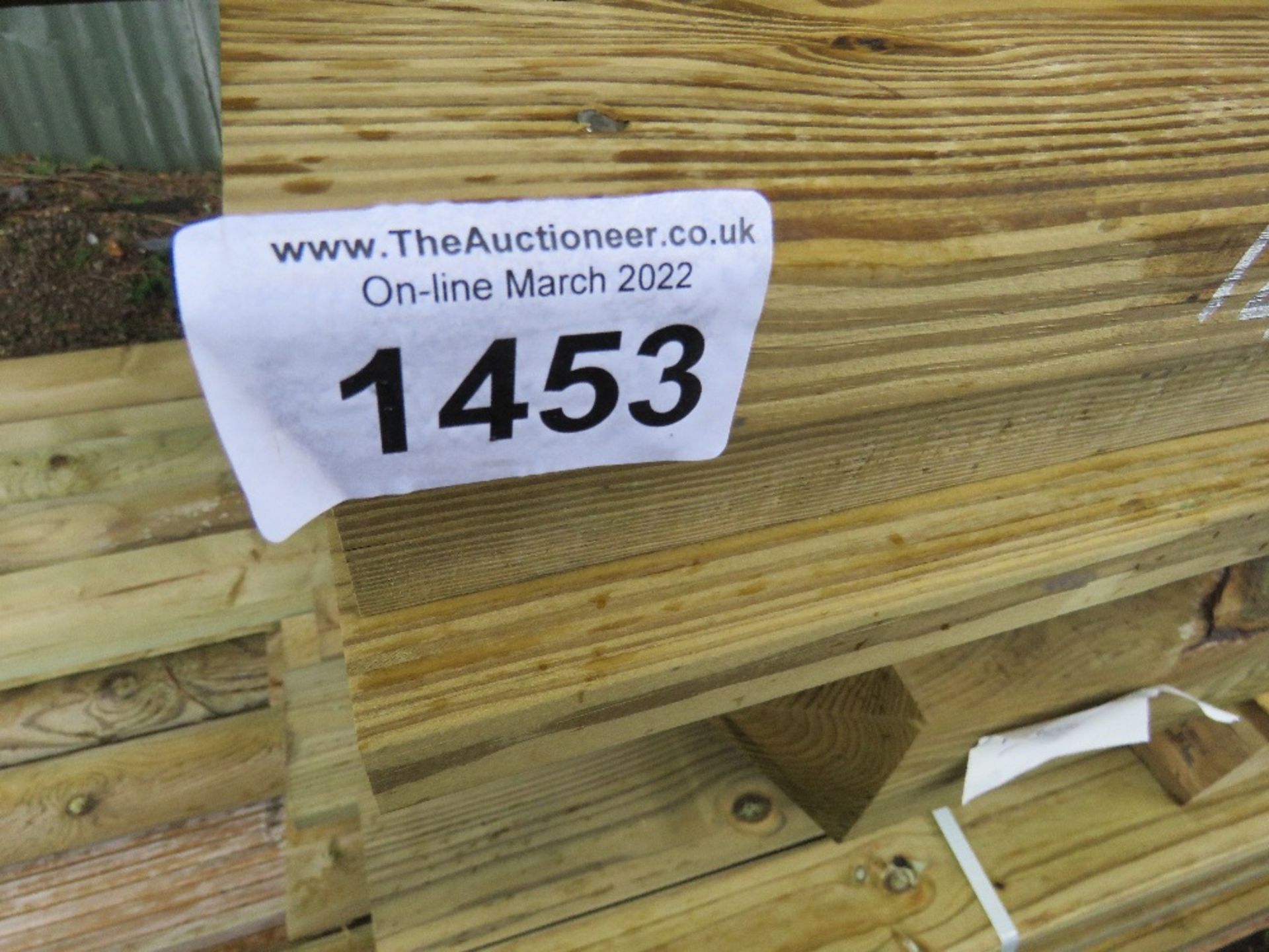LARGE STACK OF ASSORTED TIMBER POSTS, ROLL OF WIRE, BOARDS ETC. 6FT -12FT APPROX. - Image 4 of 9